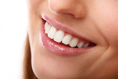 sorriso-perfeito-com-dentes-brancos-closeup.jpg