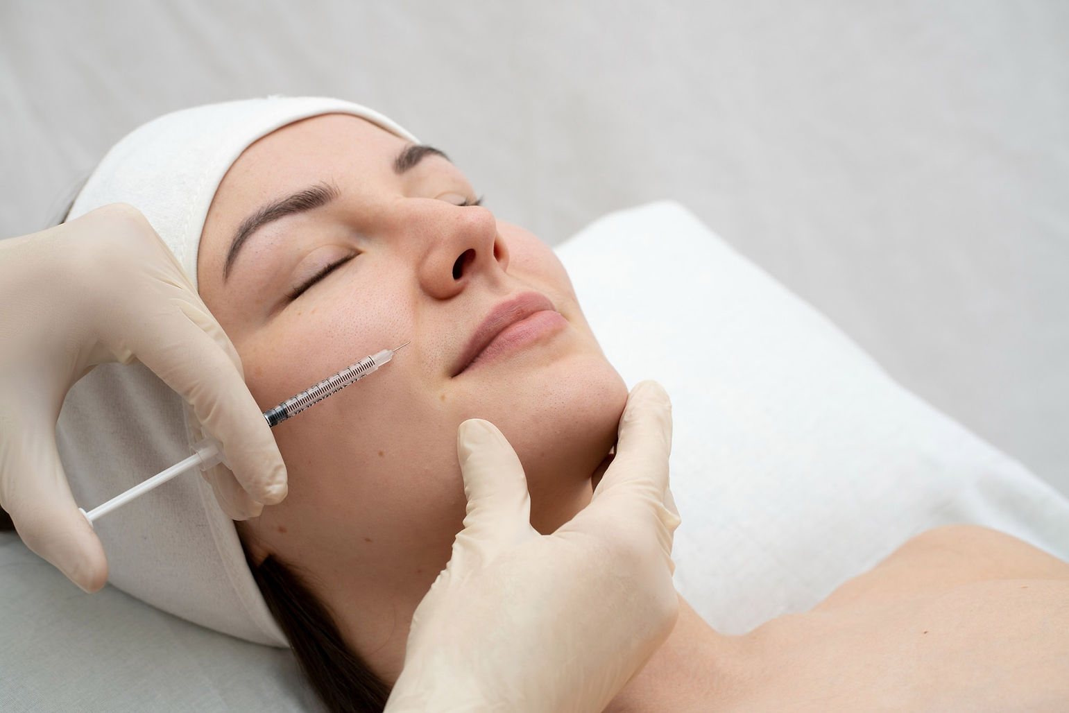 feche-a-mulher-durante-o-procedimento-de-preenchimento-labial (1).jpg