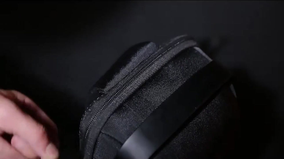 Miniature : Sac de poitrine pour homme avec trou de chargement USB et serrure