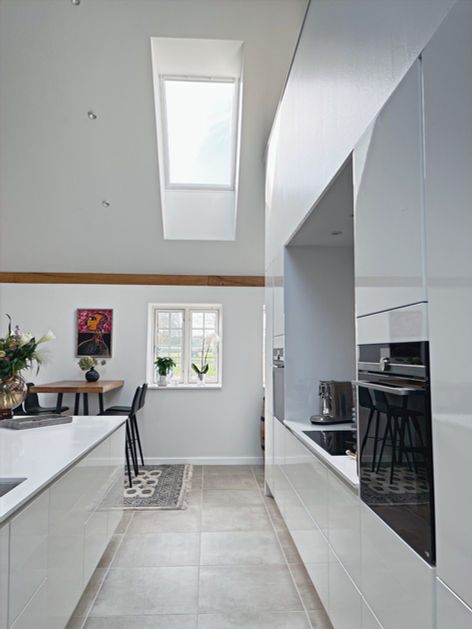 Transformation af gammel hestestald til moderne bolig – arkitekttegnet planløsning med respekt for bygningens oprindelige facade og landbrugsarkitektur - Wernblad Ark