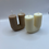 Miniature : Deux bougies en forme de U, beiges et crème.
Décoration minimaliste.