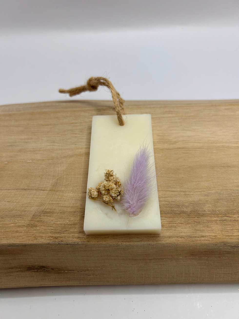 Miniature : Suspensions parfumées pour armoire sur une planche en bois, décoration florale.