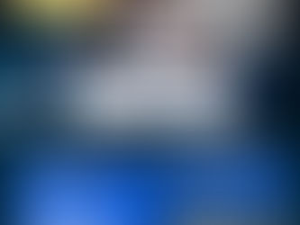 Banner promocional de la ESAP con dos jóvenes sentados frente a una institución educativa, invitando a inscribirse en especializaciones y maestrías en Bogotá. Incluye fechas de inscripción del 15 de abril al 15 de mayo, listado de programas académicos y un código QR para más información.