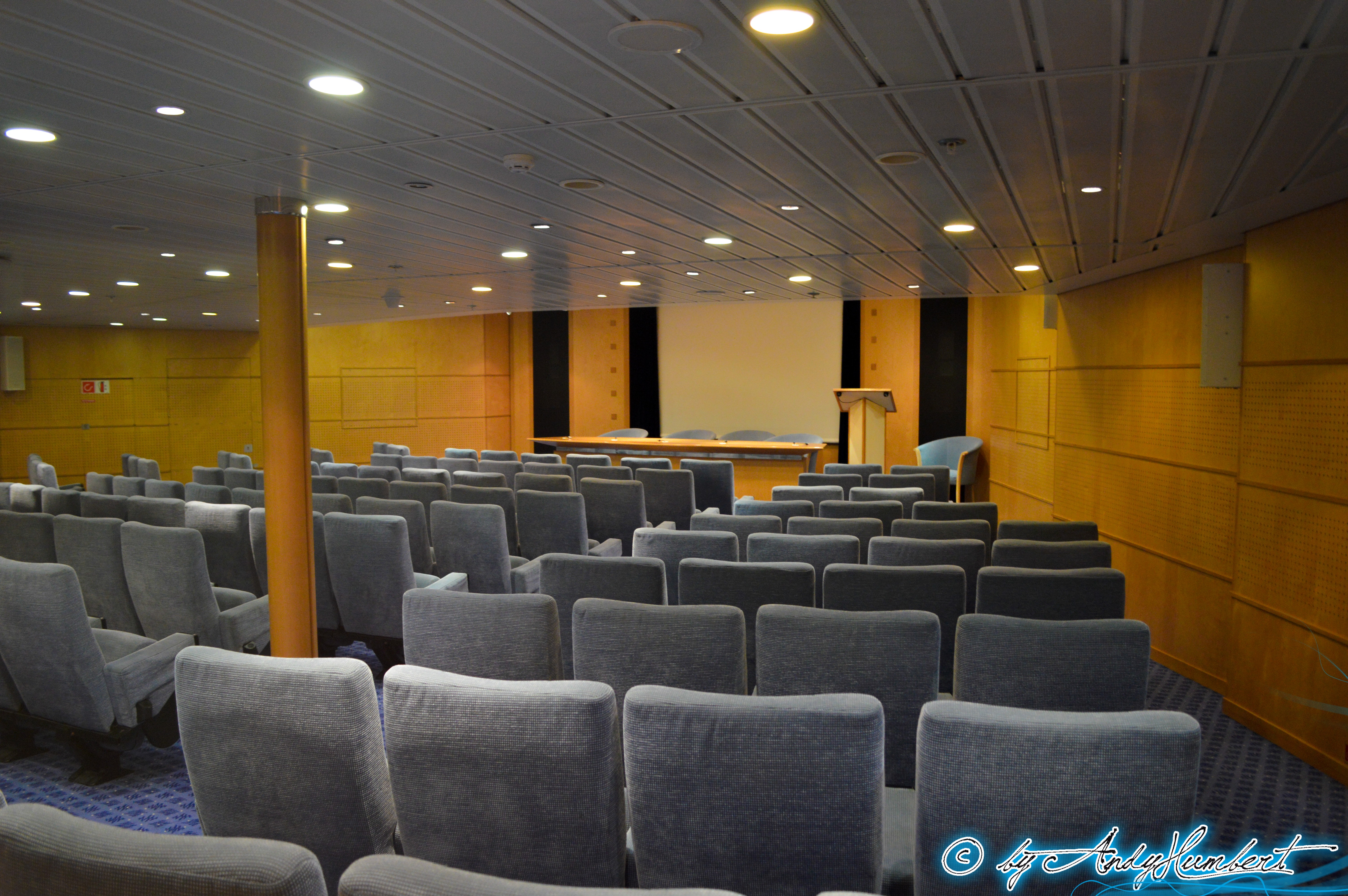 Centre de conférence Agora (pont 9)
