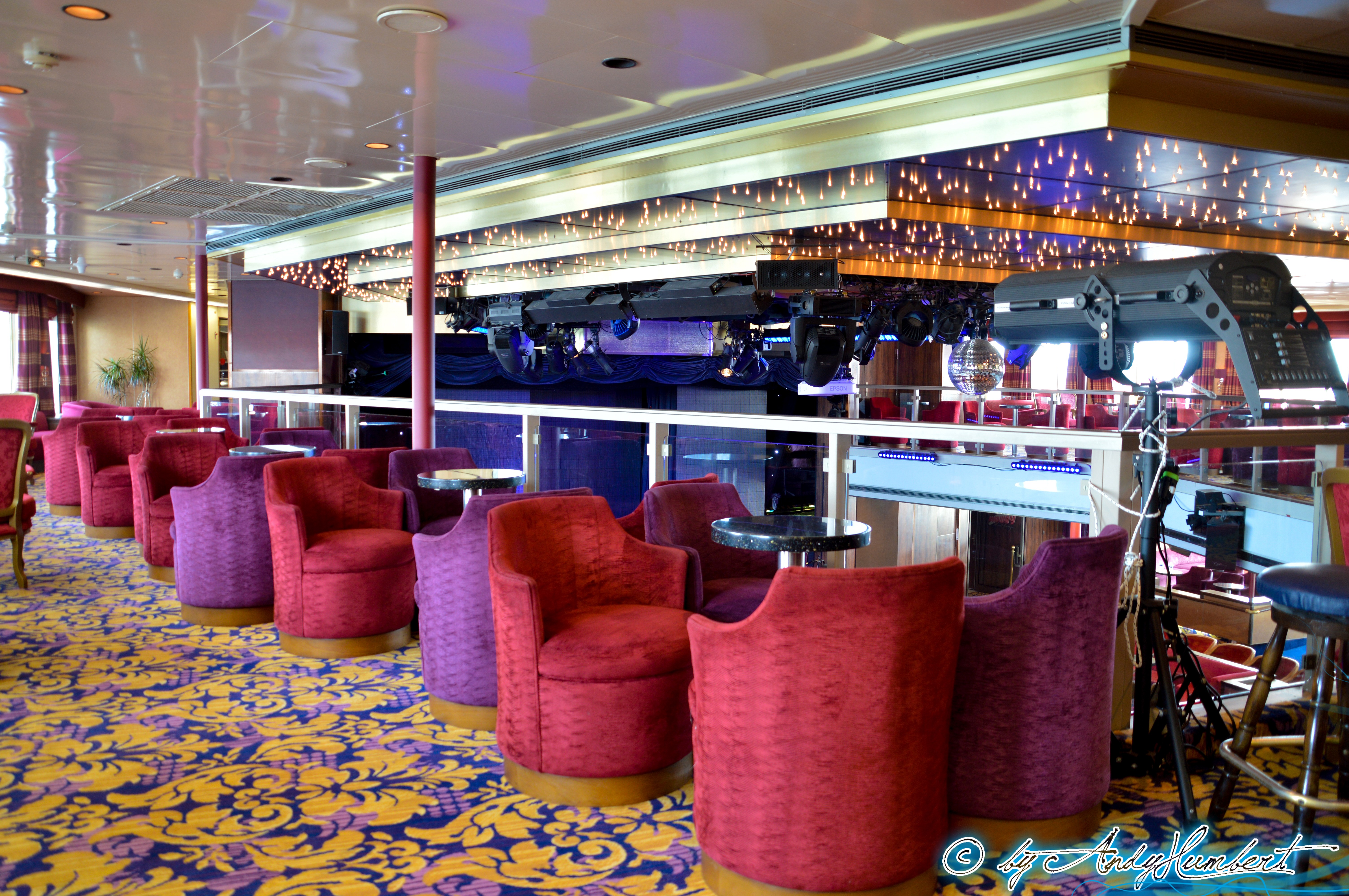Mezzanine Bar & Lounge (pont 6)
