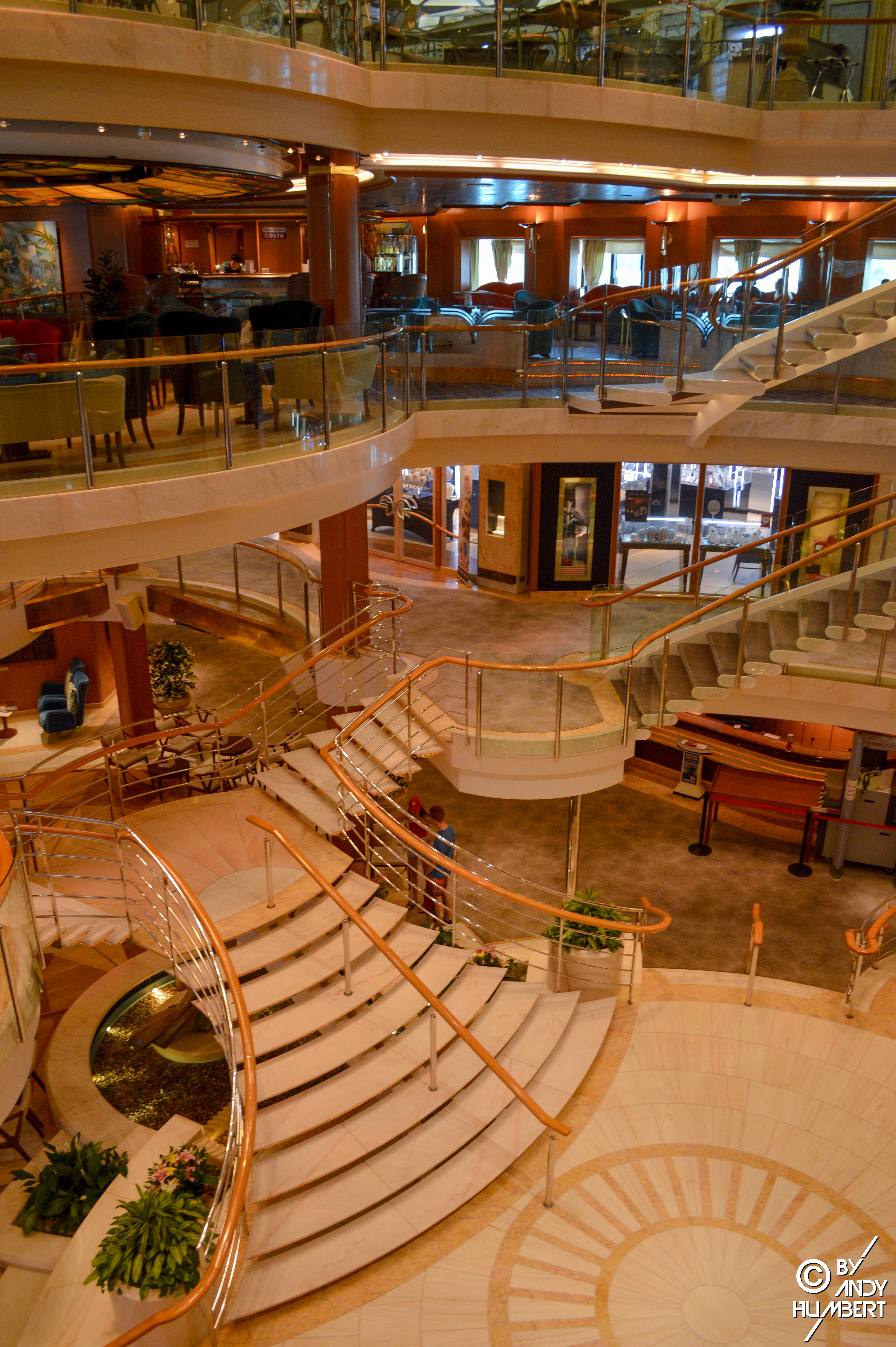 The Atrium (pont 5 à 8)