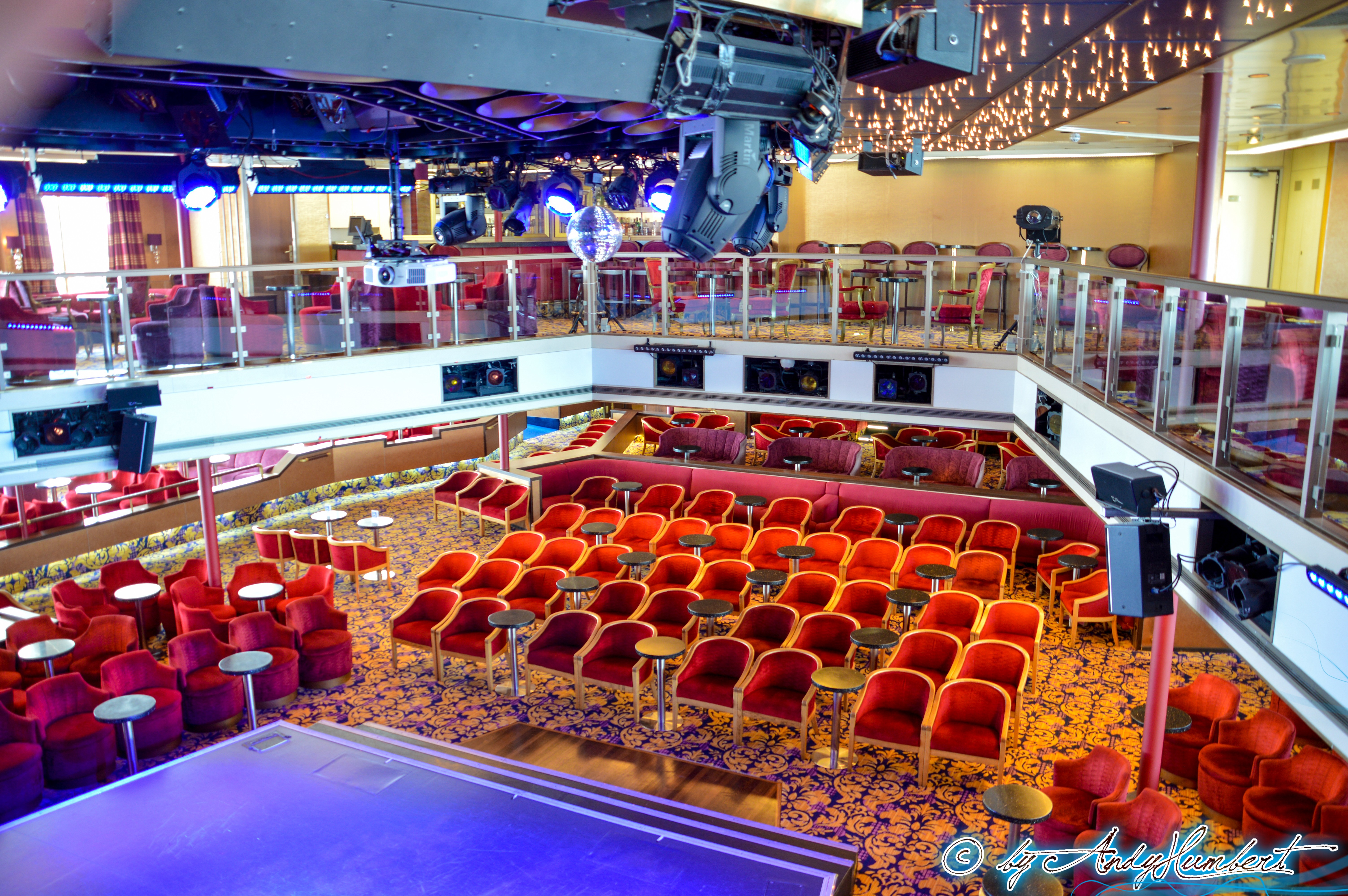 Mezzanine Bar & Lounge (pont 6)