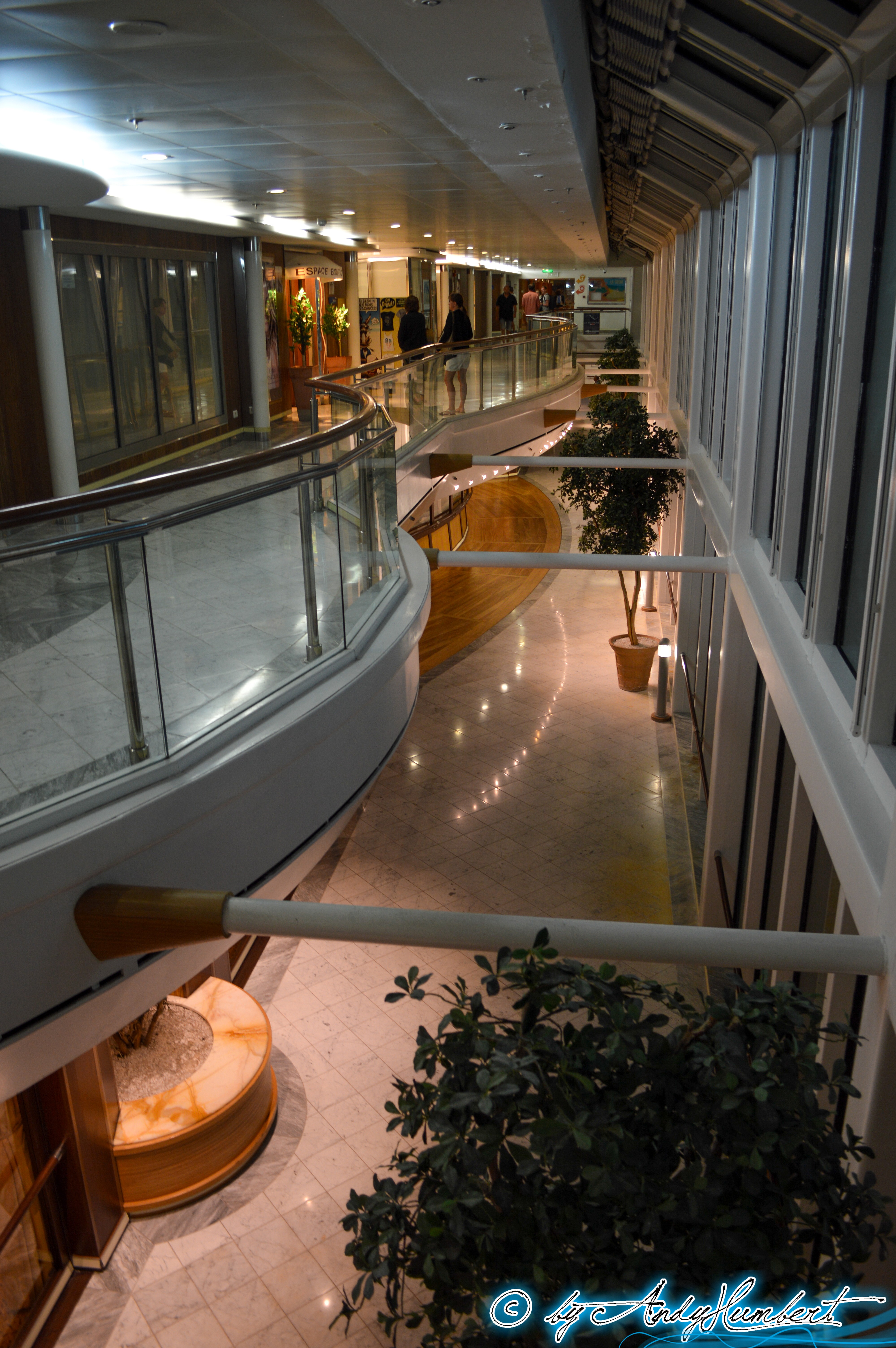 Galerie marchande (pont 10)