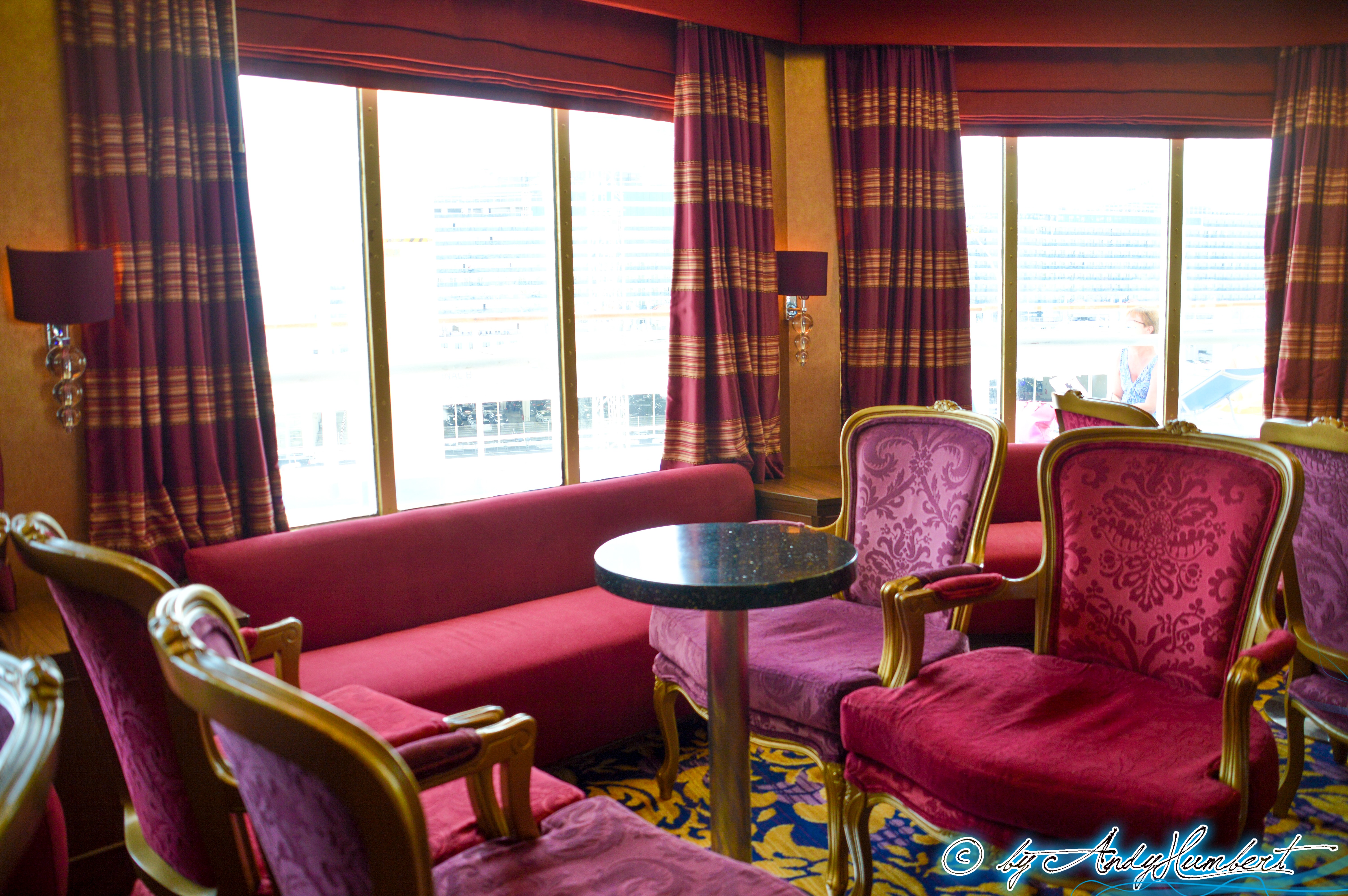 Mezzanine Bar & Lounge (pont 6)