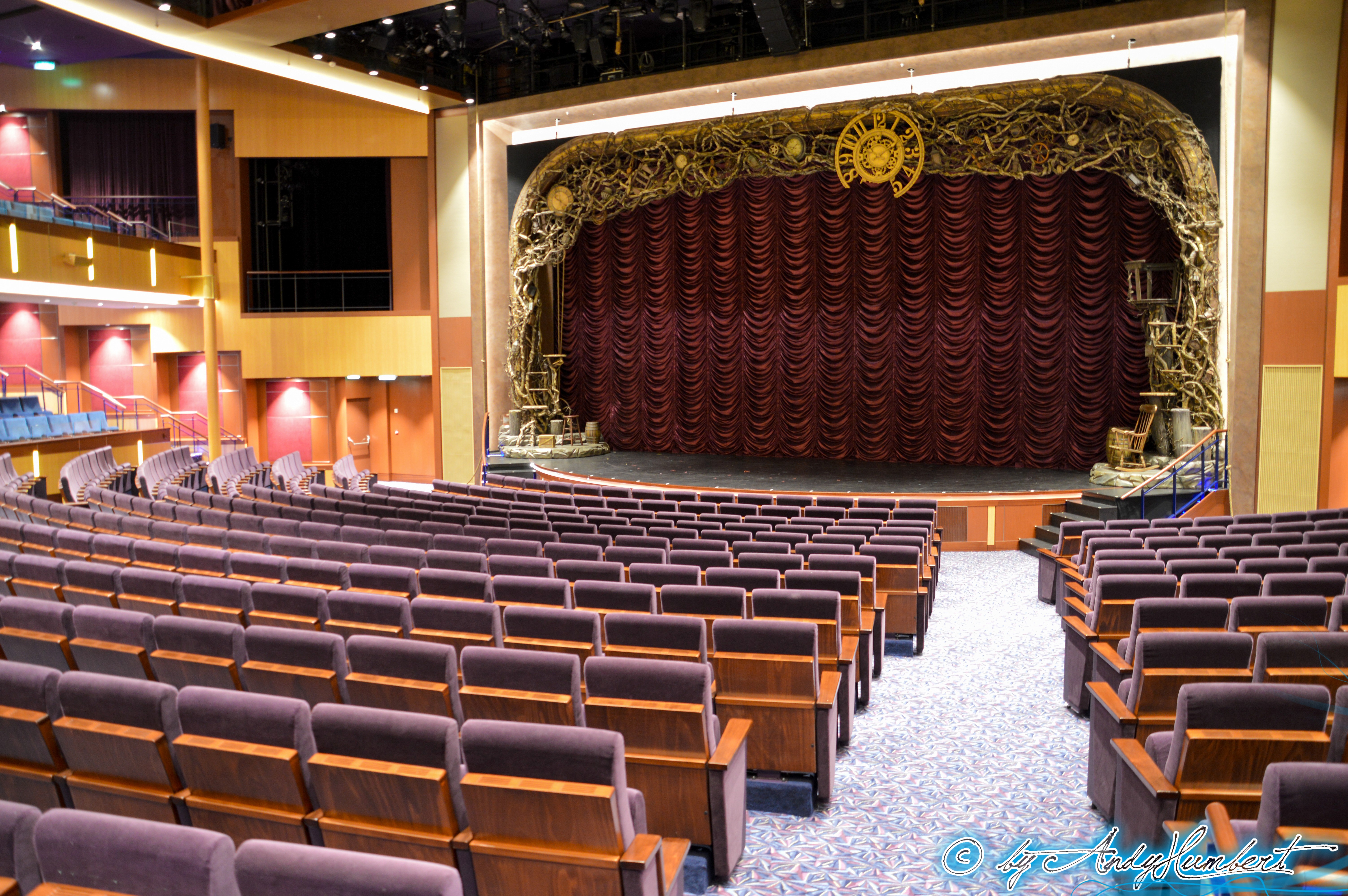 The Royale Theatre (ponts 3, 4 & 5)