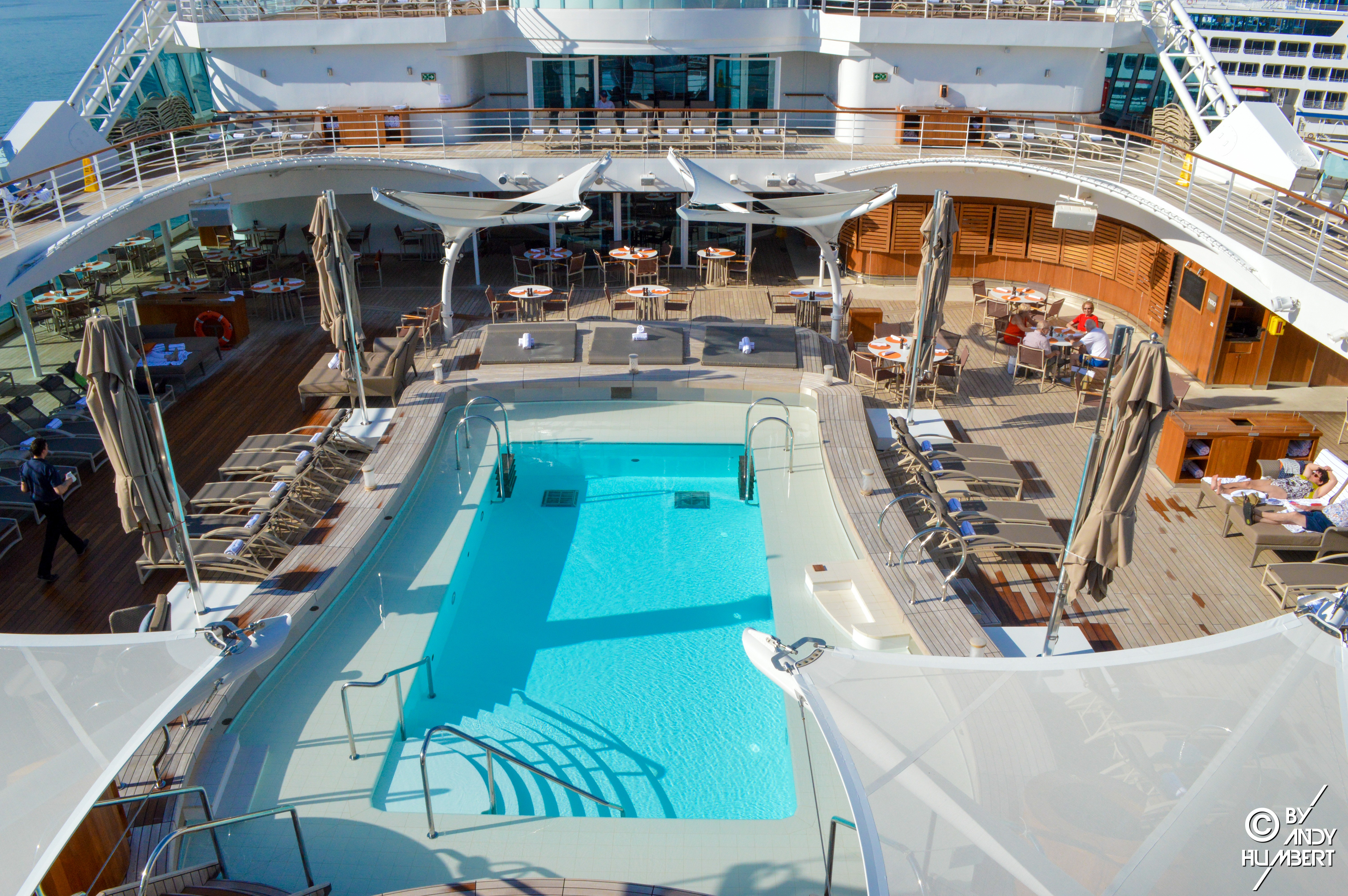 Piscine centrale (pont 9)