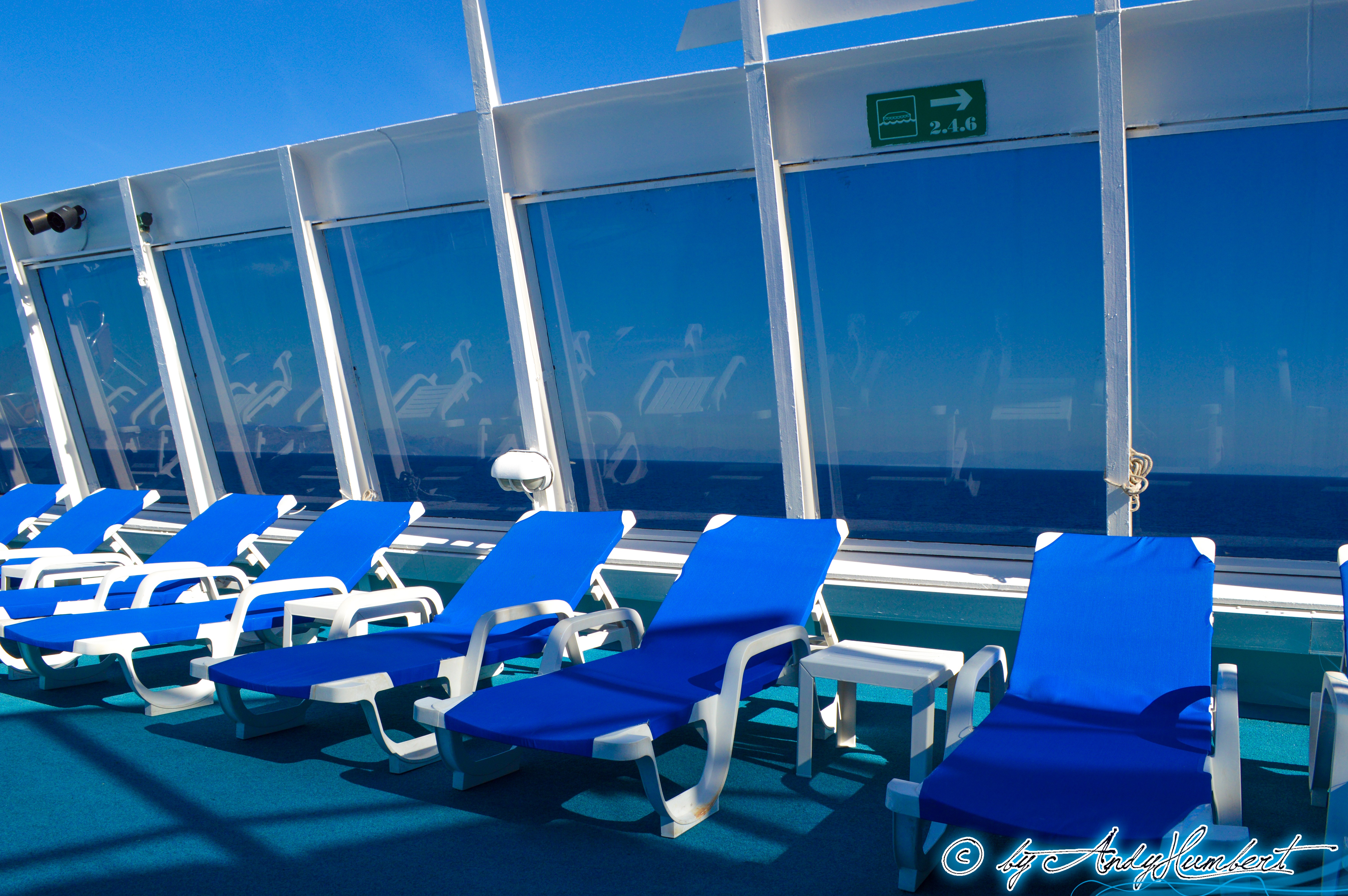 Piscine (pont 8 Ouranos)
