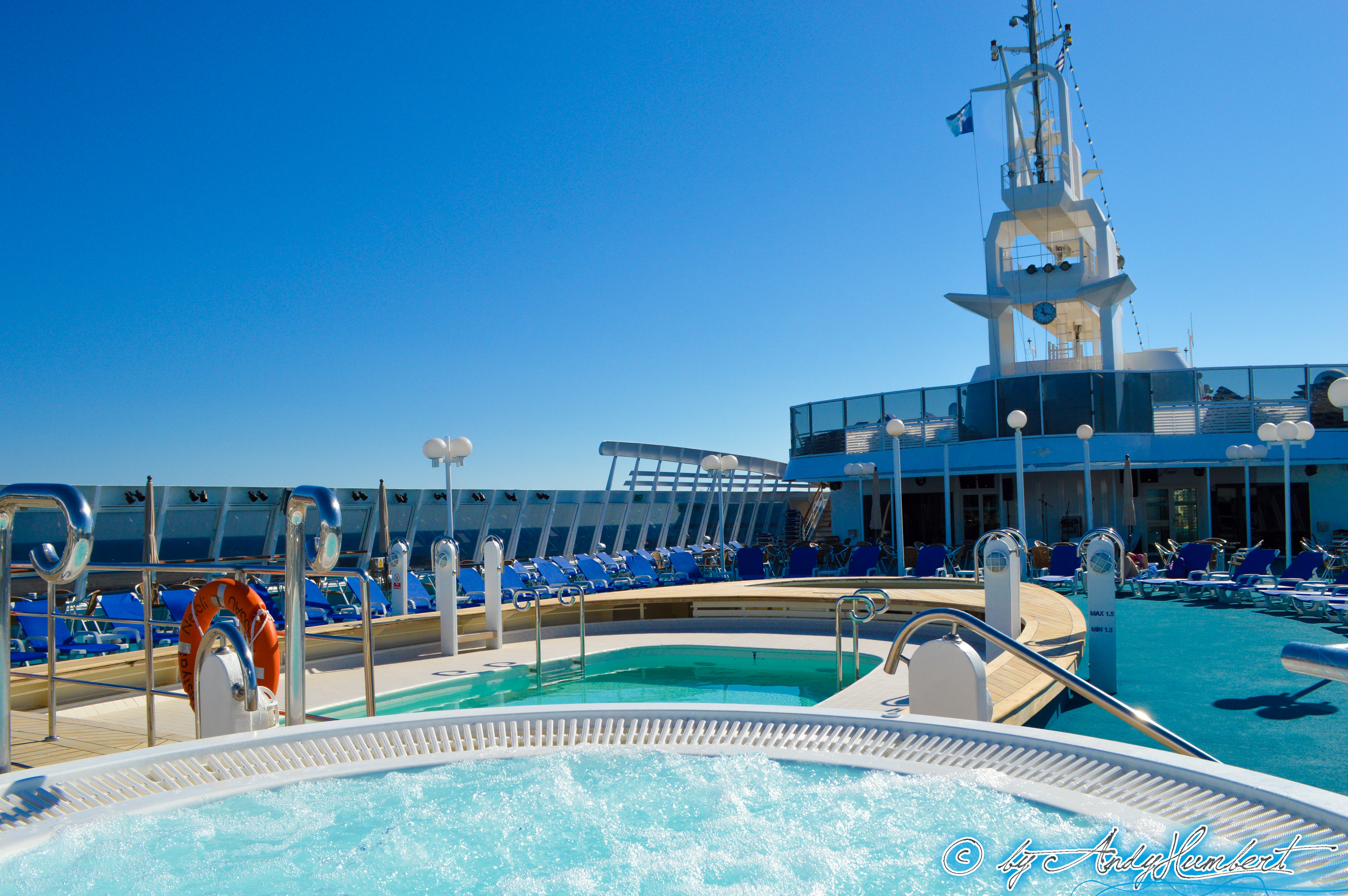 Piscine (pont 8 Ouranos)