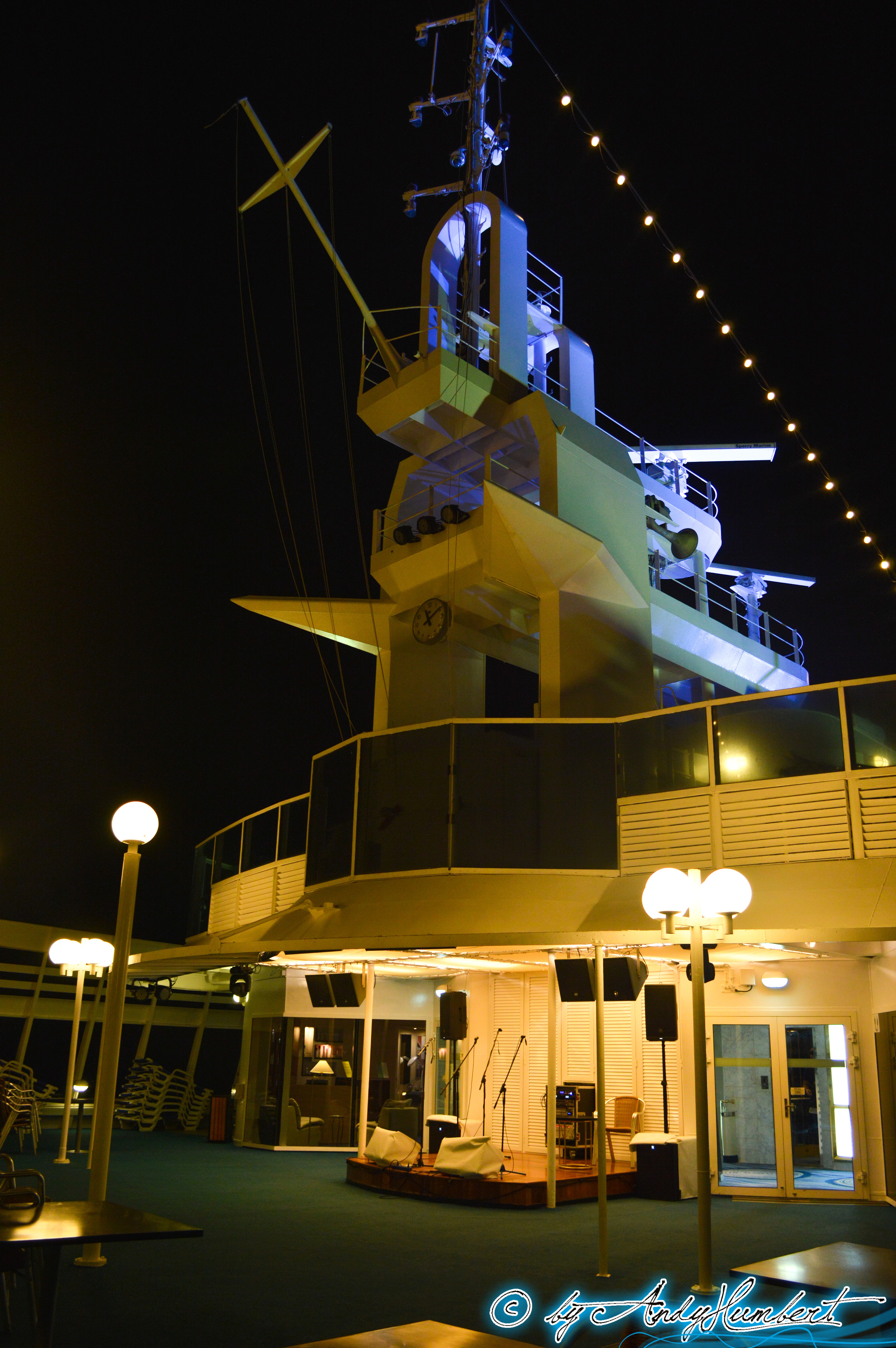 Piscine (pont 8 Ouranos)