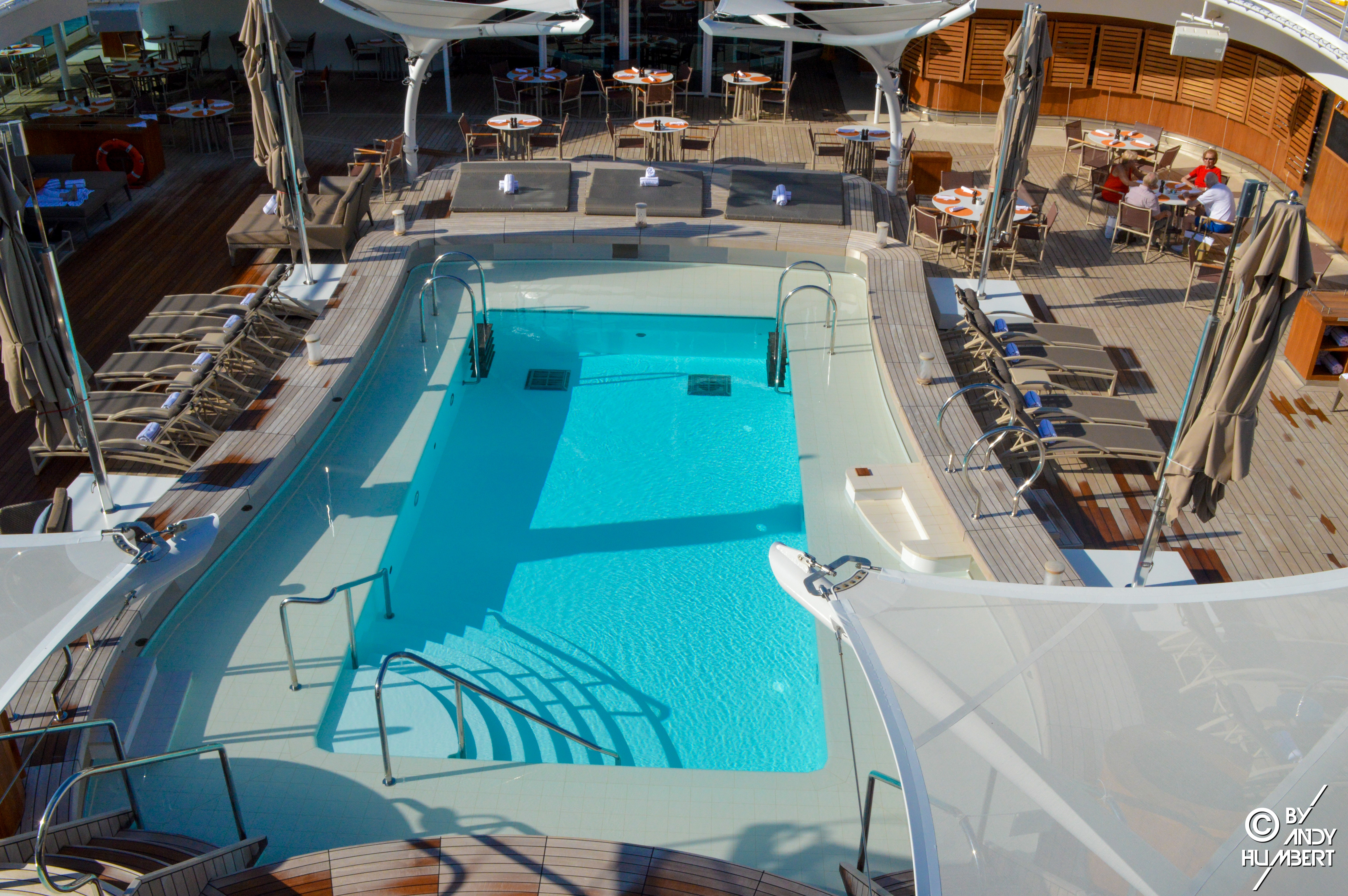 Piscine centrale (pont 9)