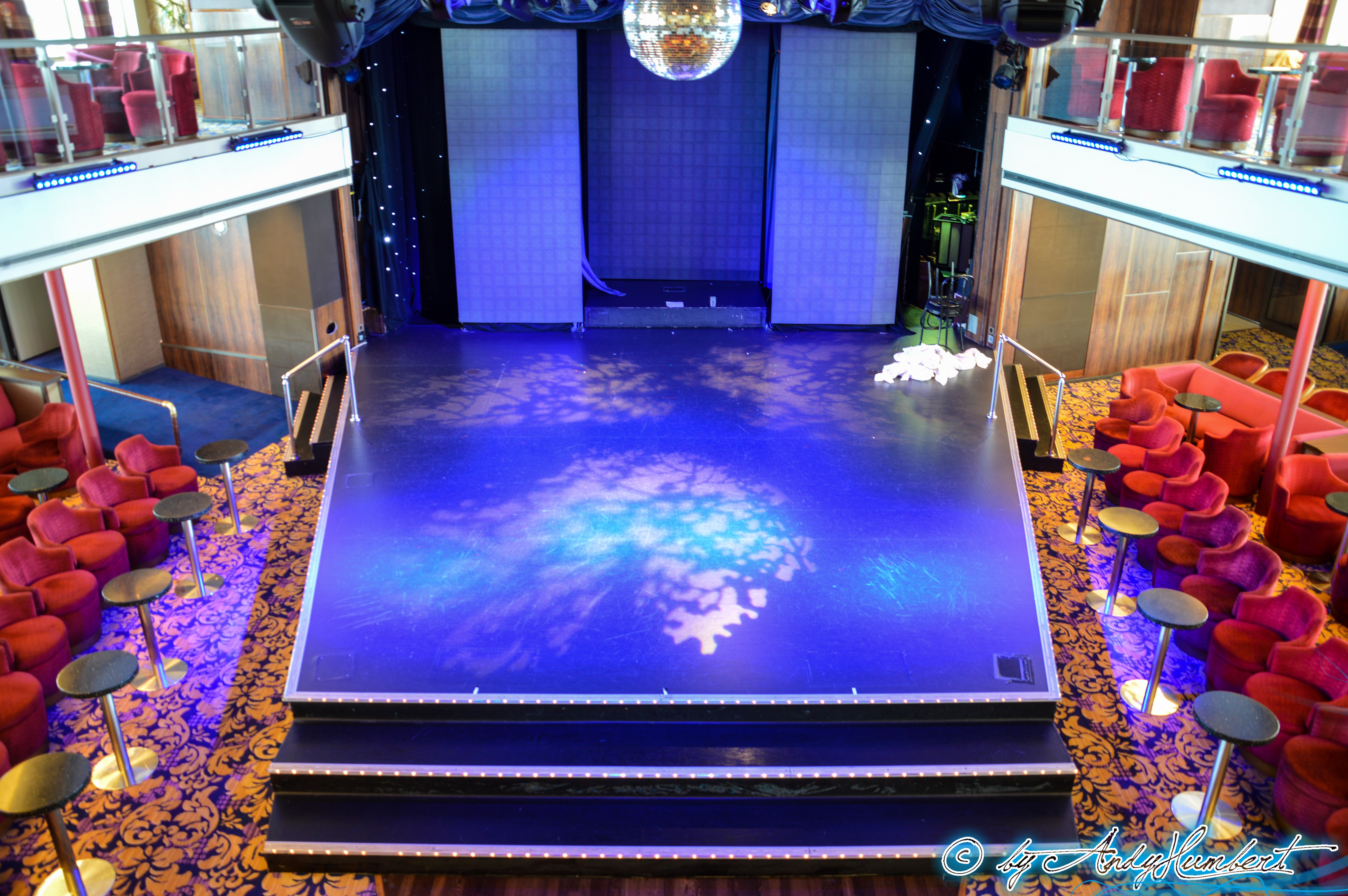 Mezzanine Bar & Lounge (pont 6)