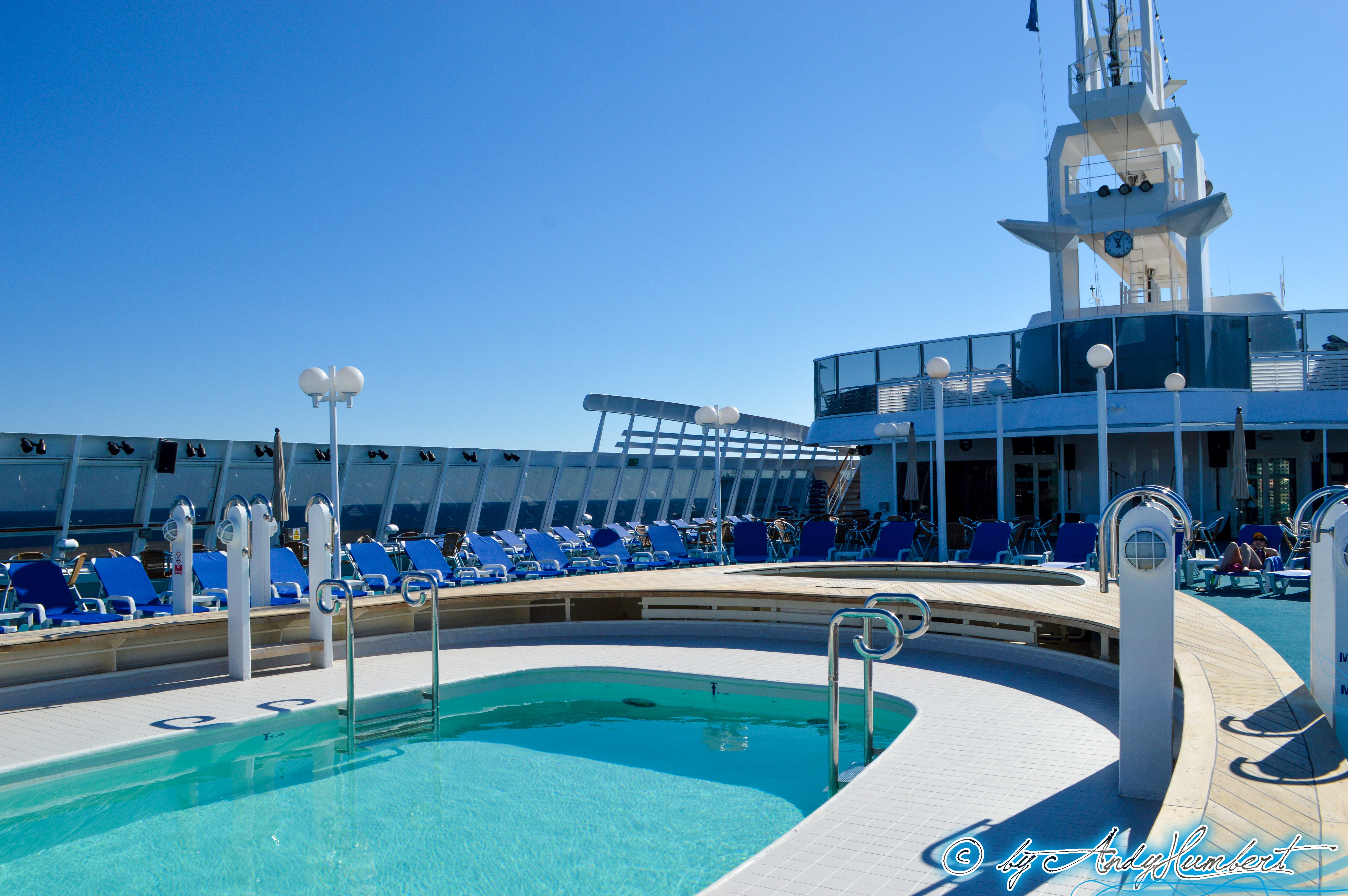 Piscine (pont 8 Ouranos)