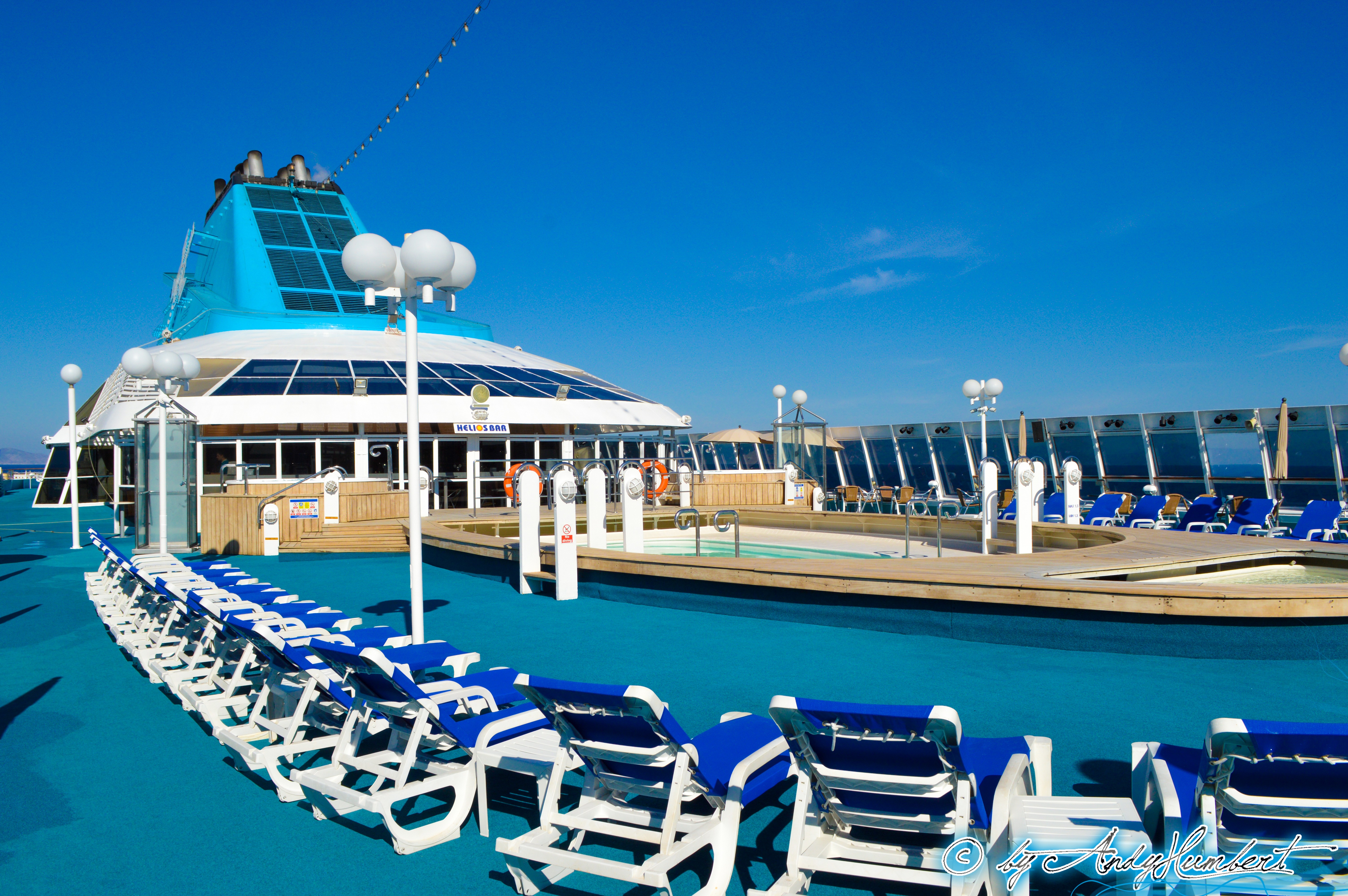 Piscine (pont 8 Ouranos)