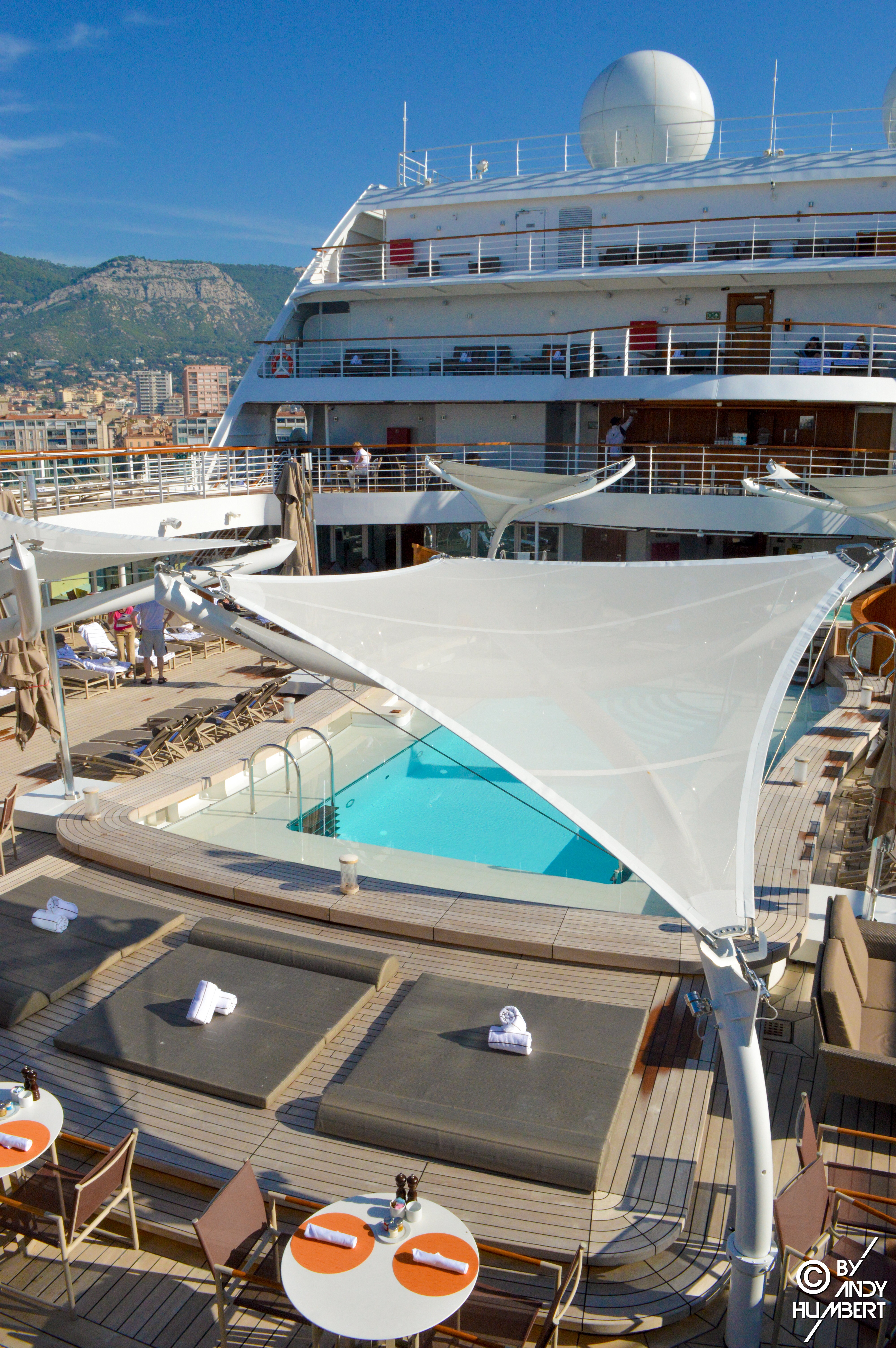 Piscine centrale (pont 9)