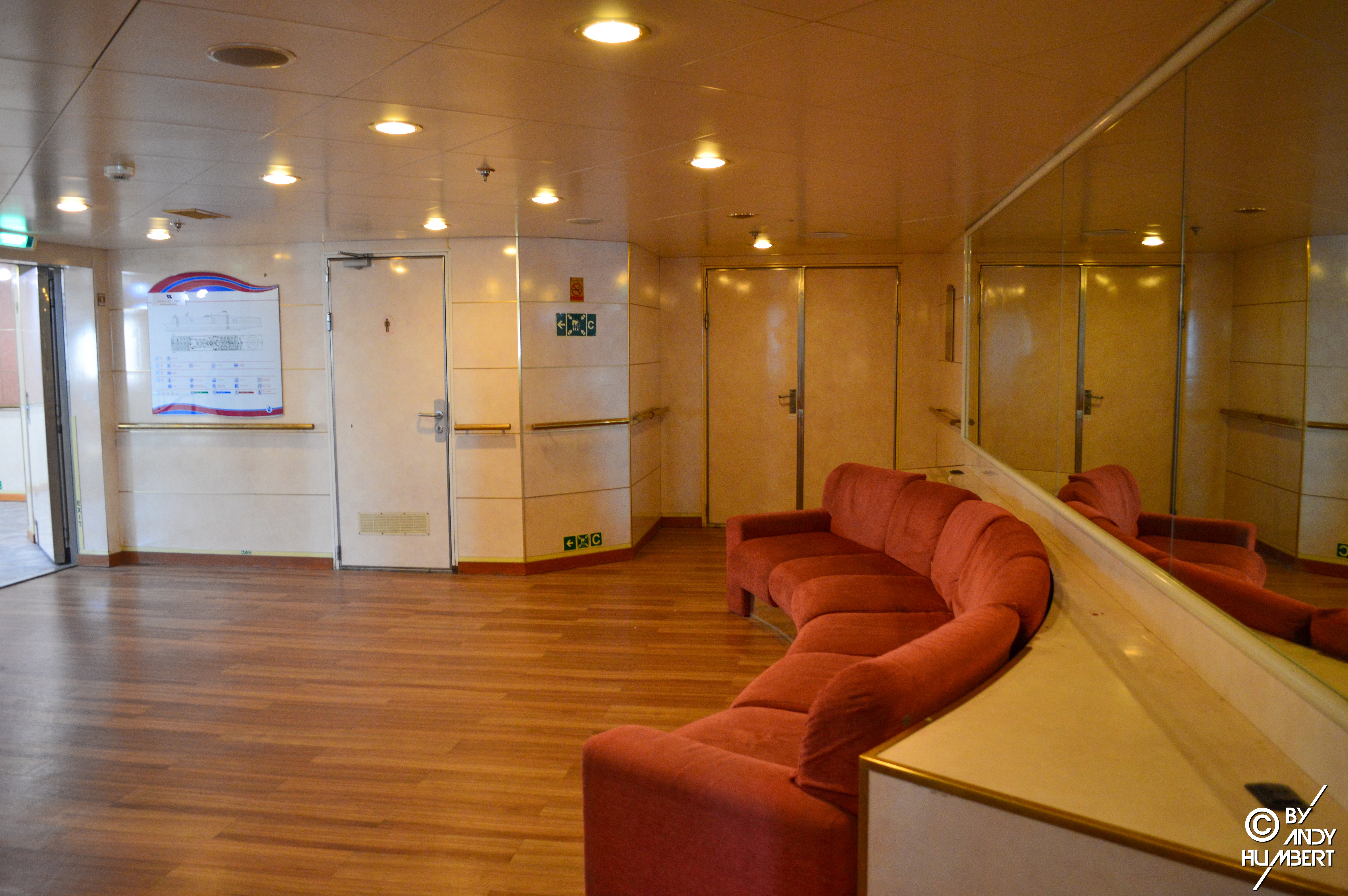 Hall (pont 8)