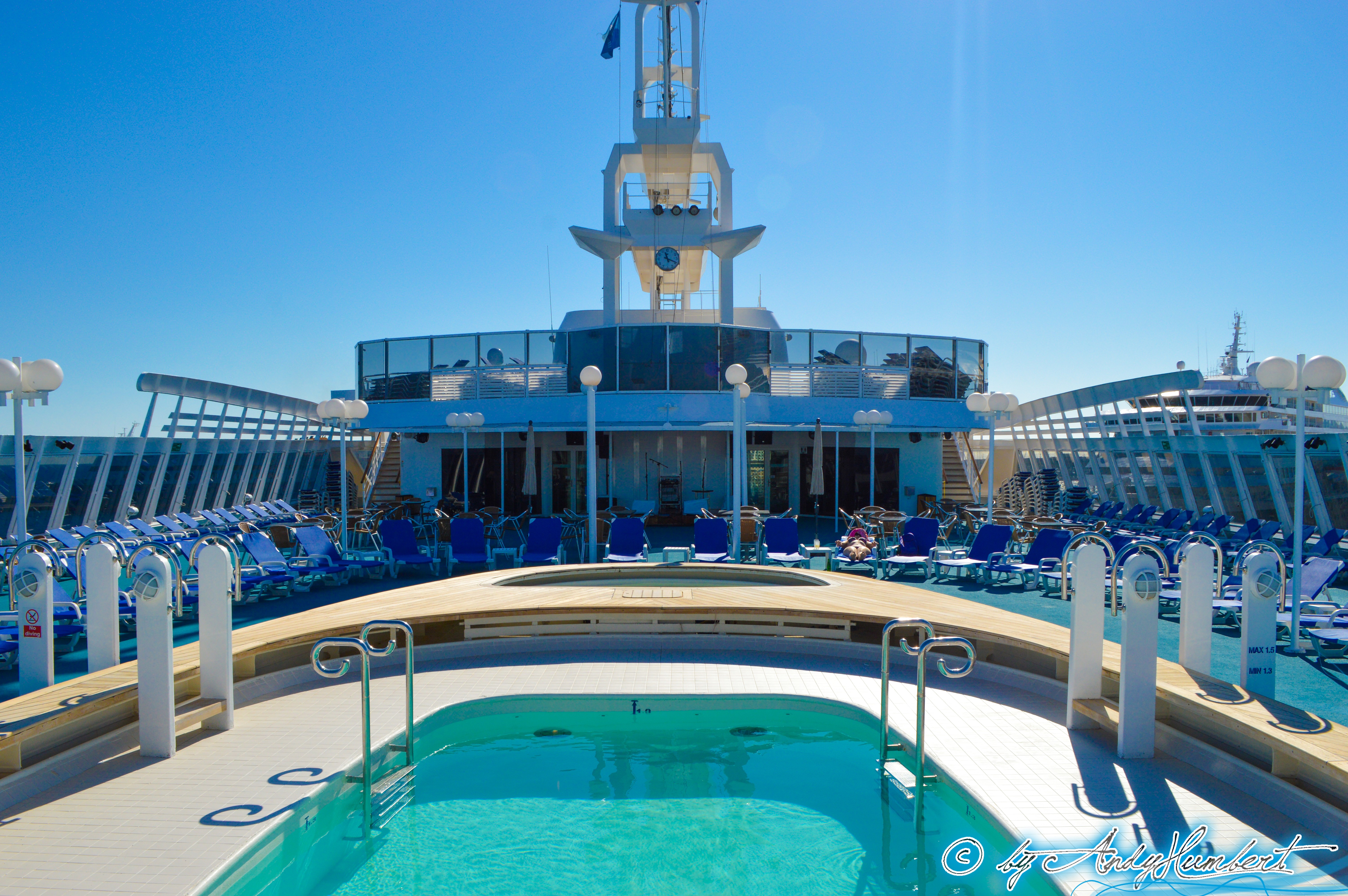 Piscine (pont 8 Ouranos)
