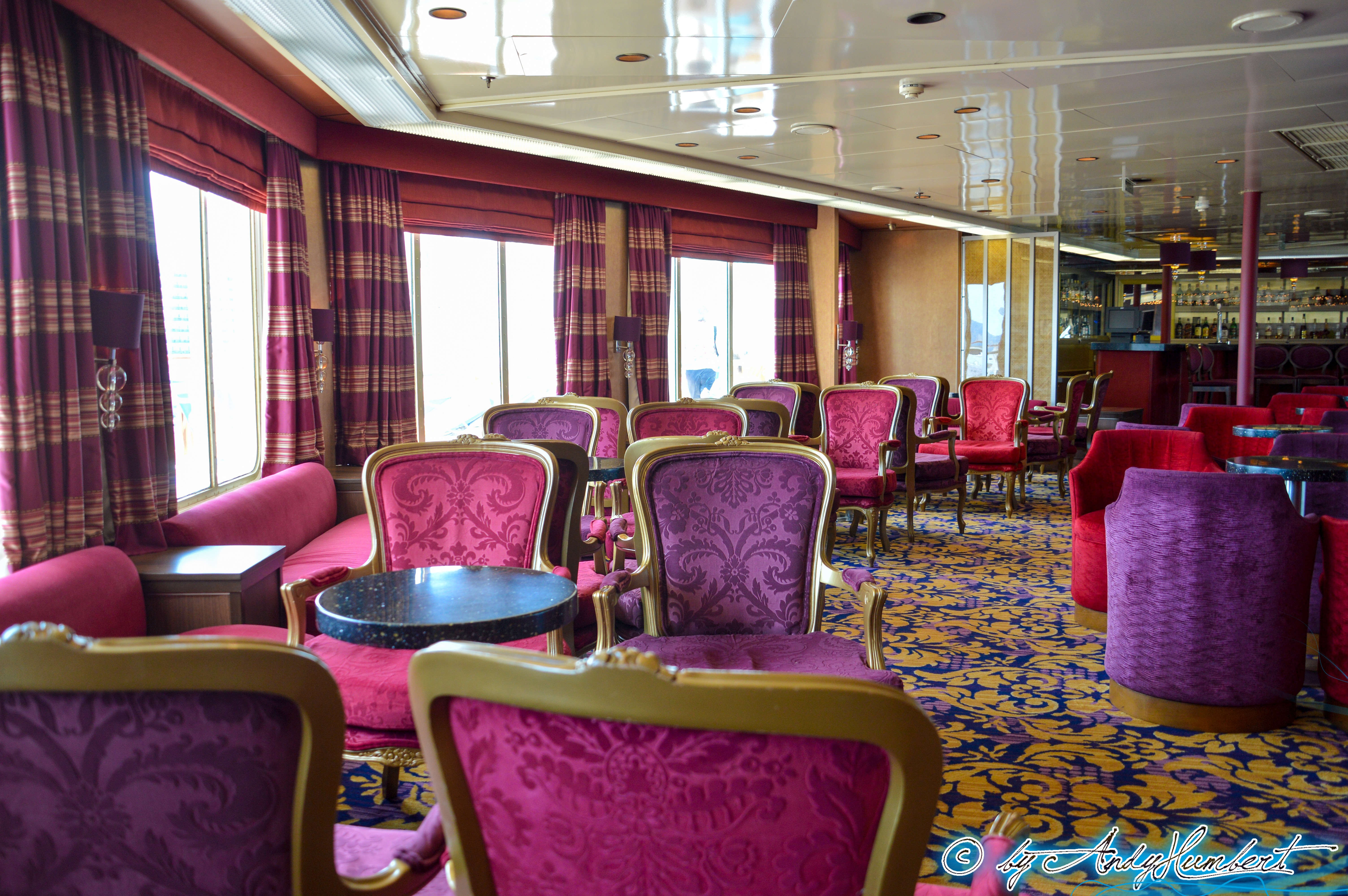 Mezzanine Bar & Lounge (pont 6)