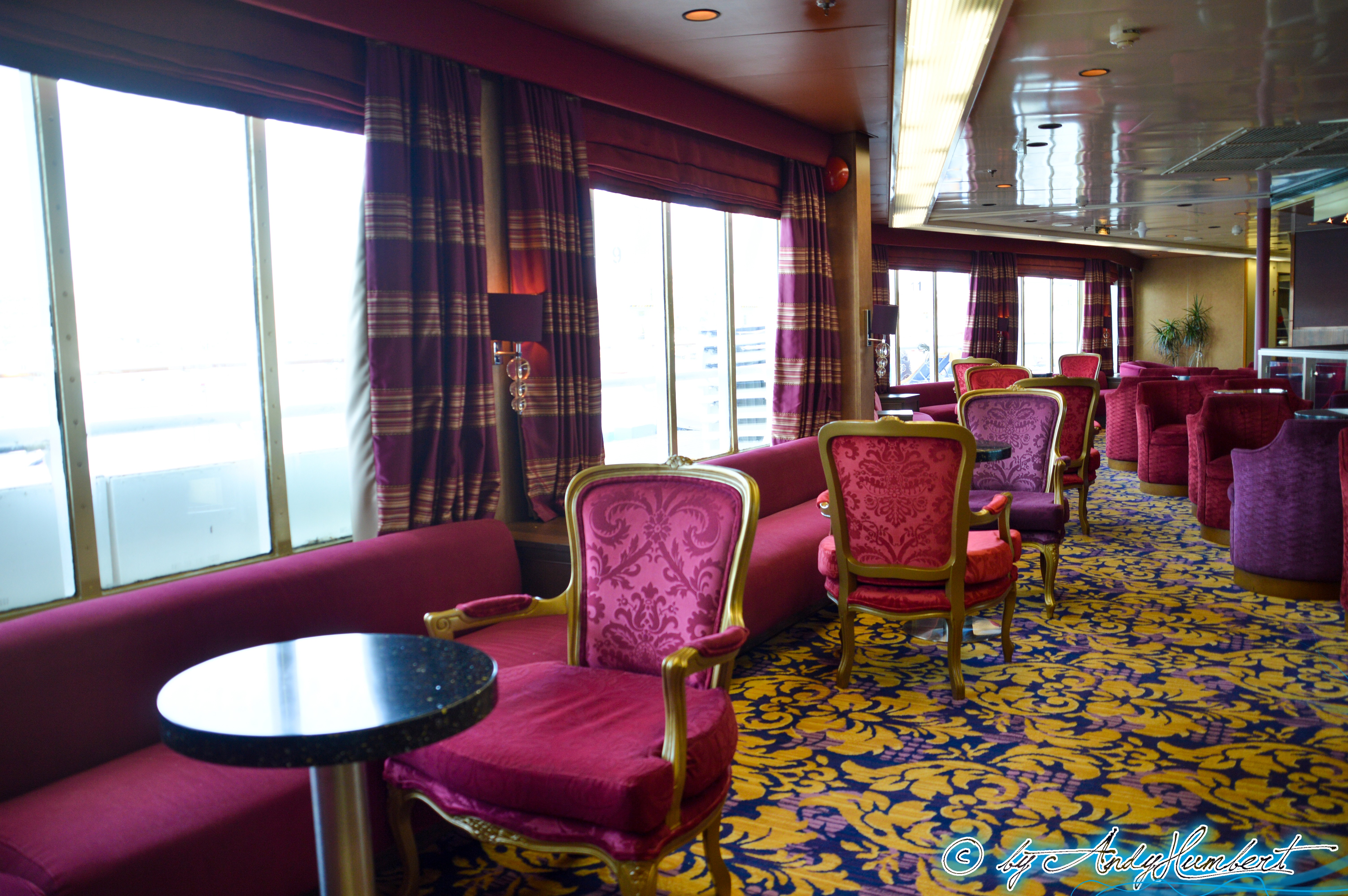 Mezzanine Bar & Lounge (pont 6)