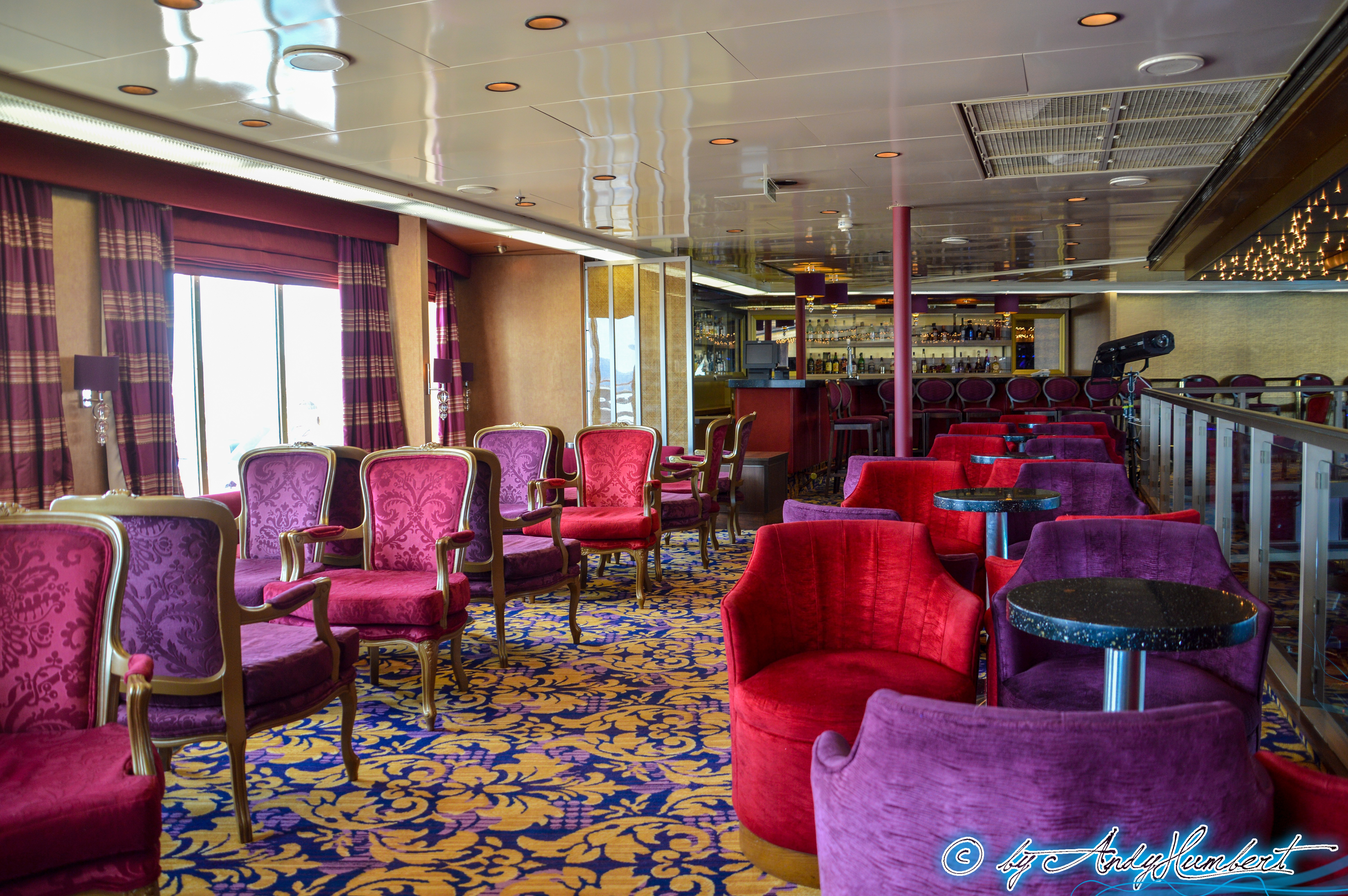 Mezzanine Bar & Lounge (pont 6)