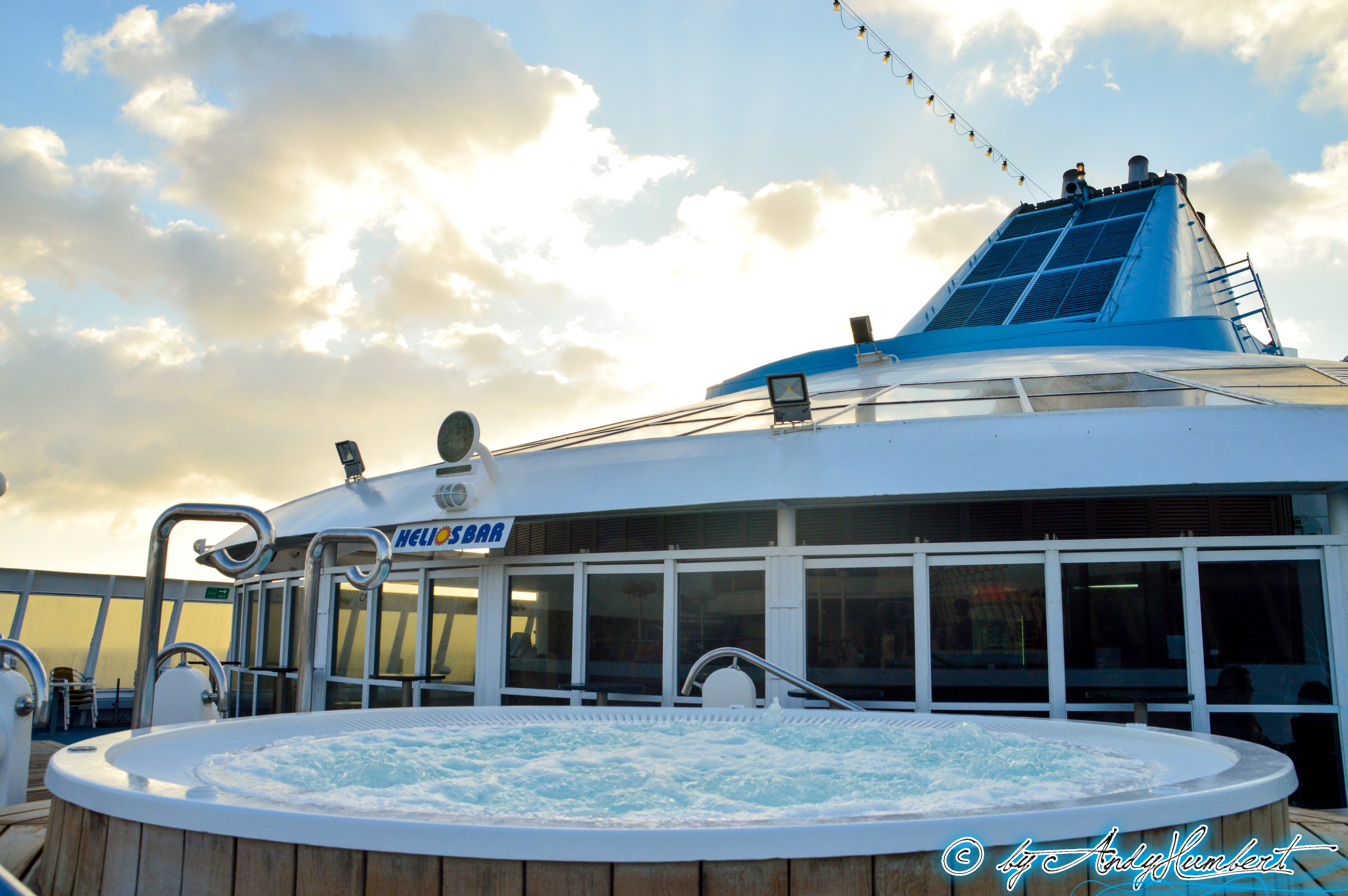 Piscine (pont 8 Ouranos)