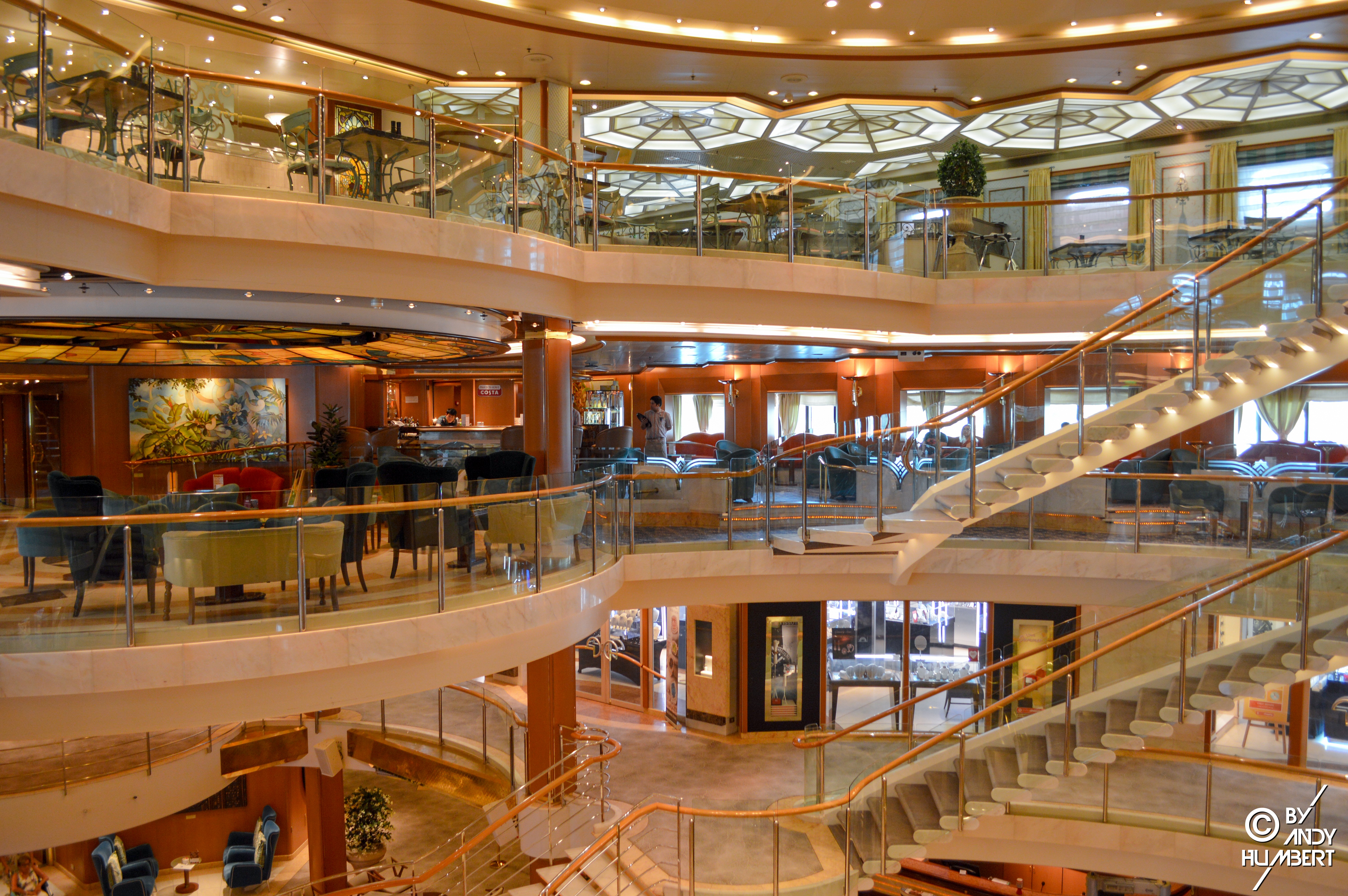 The Atrium (pont 5 à 8)