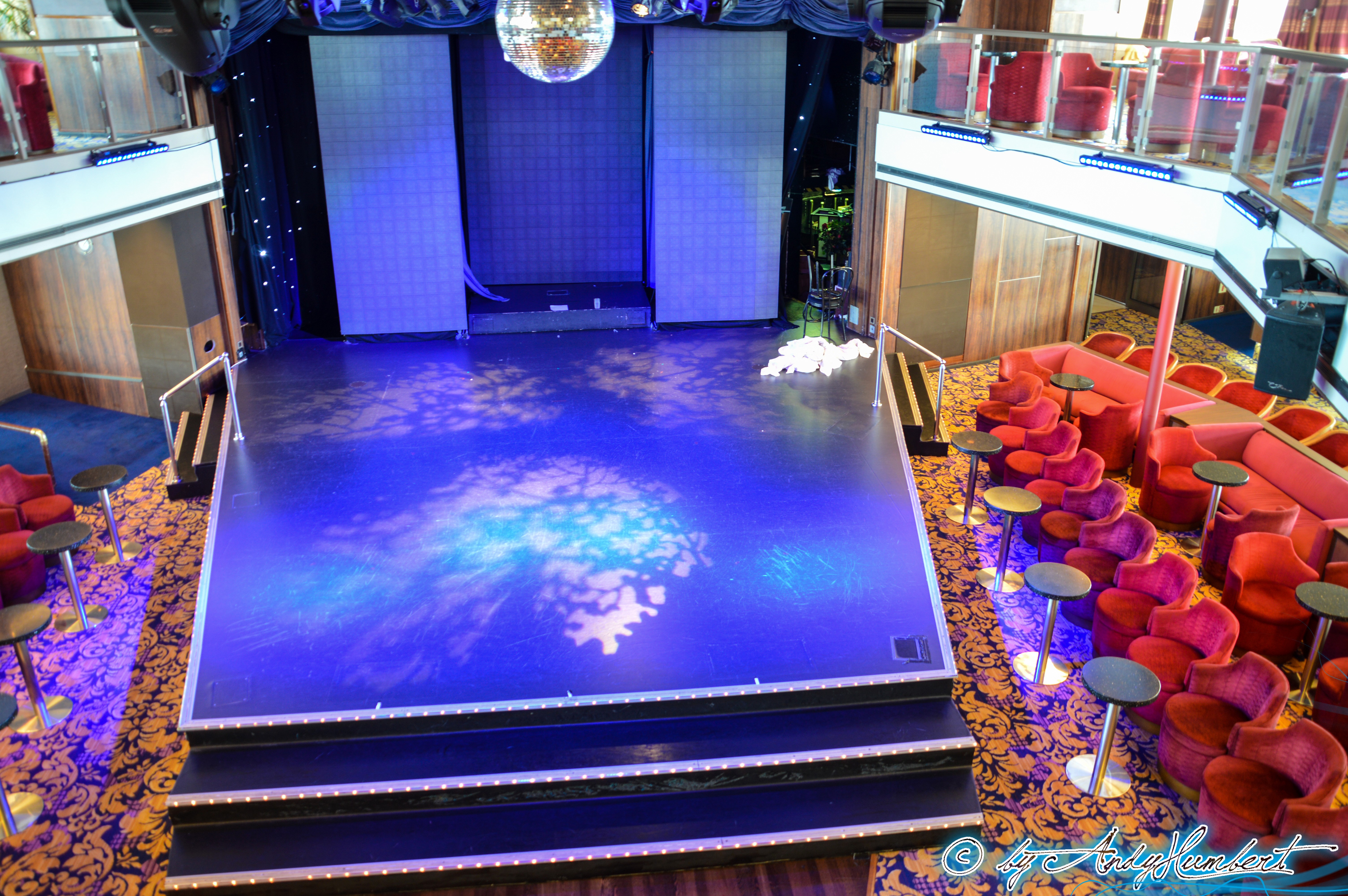 Mezzanine Bar & Lounge (pont 6)