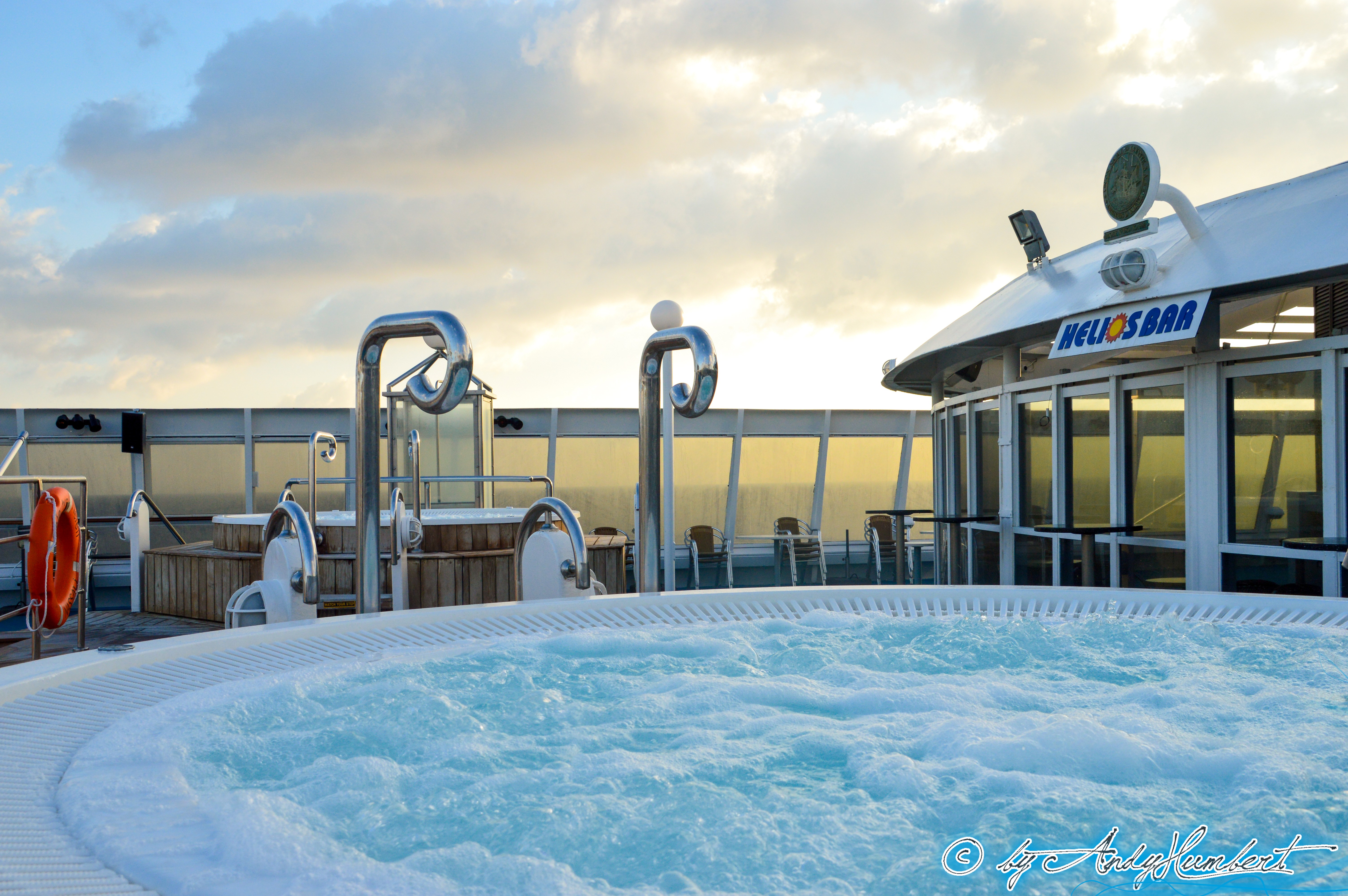 Piscine (pont 8 Ouranos)