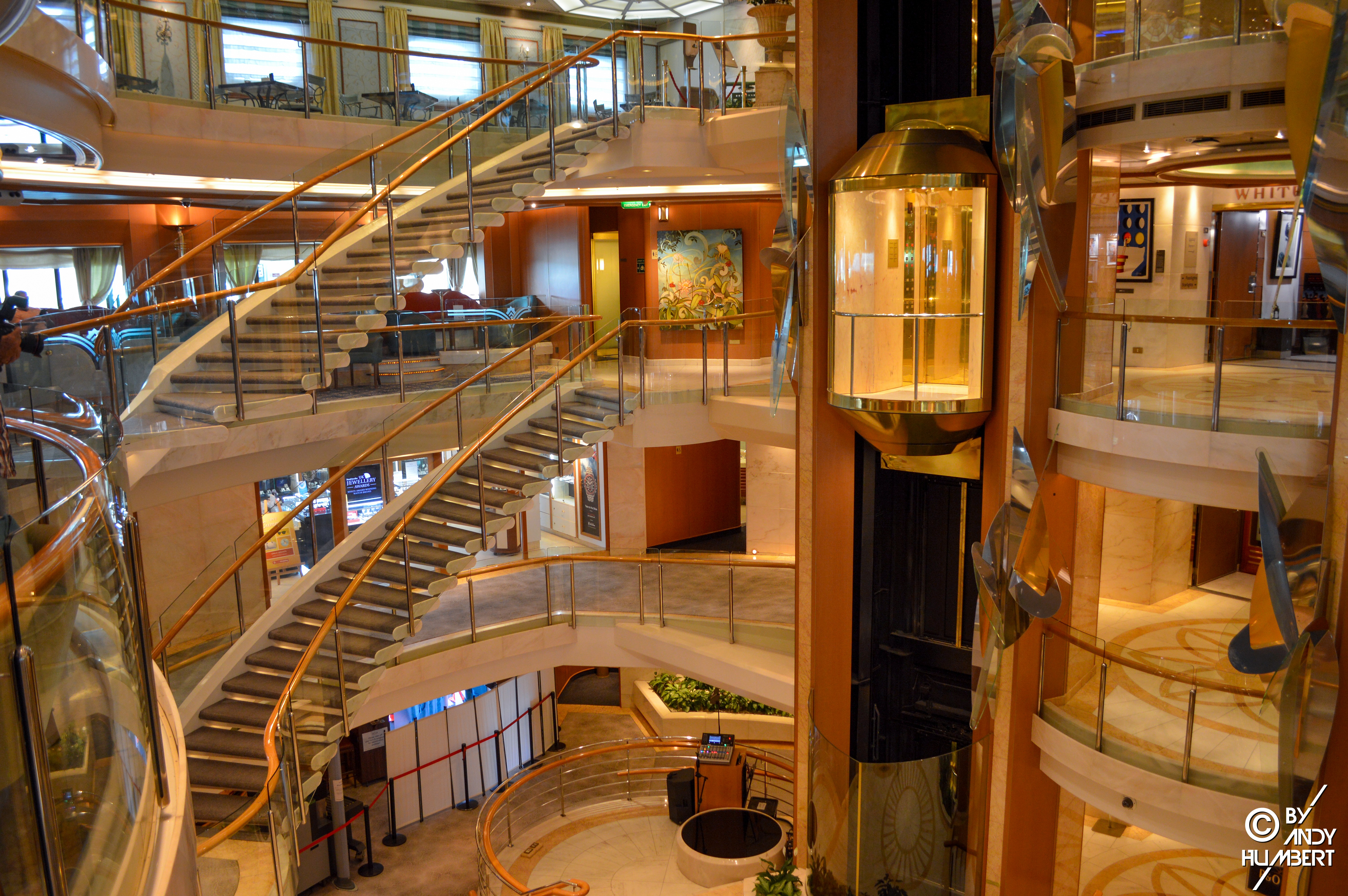 The Atrium (pont 5 à 8)