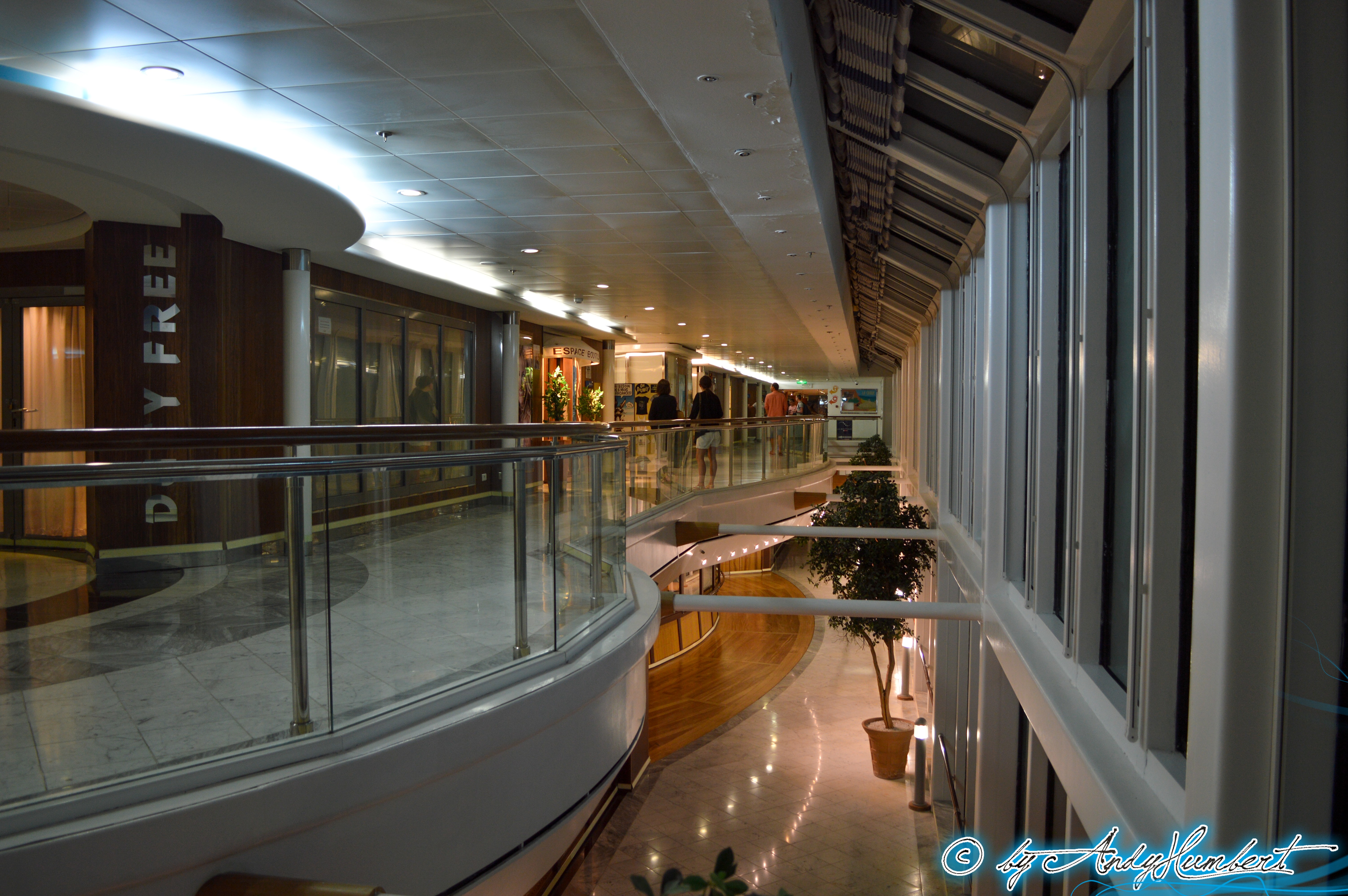 Galerie marchande (pont 10)