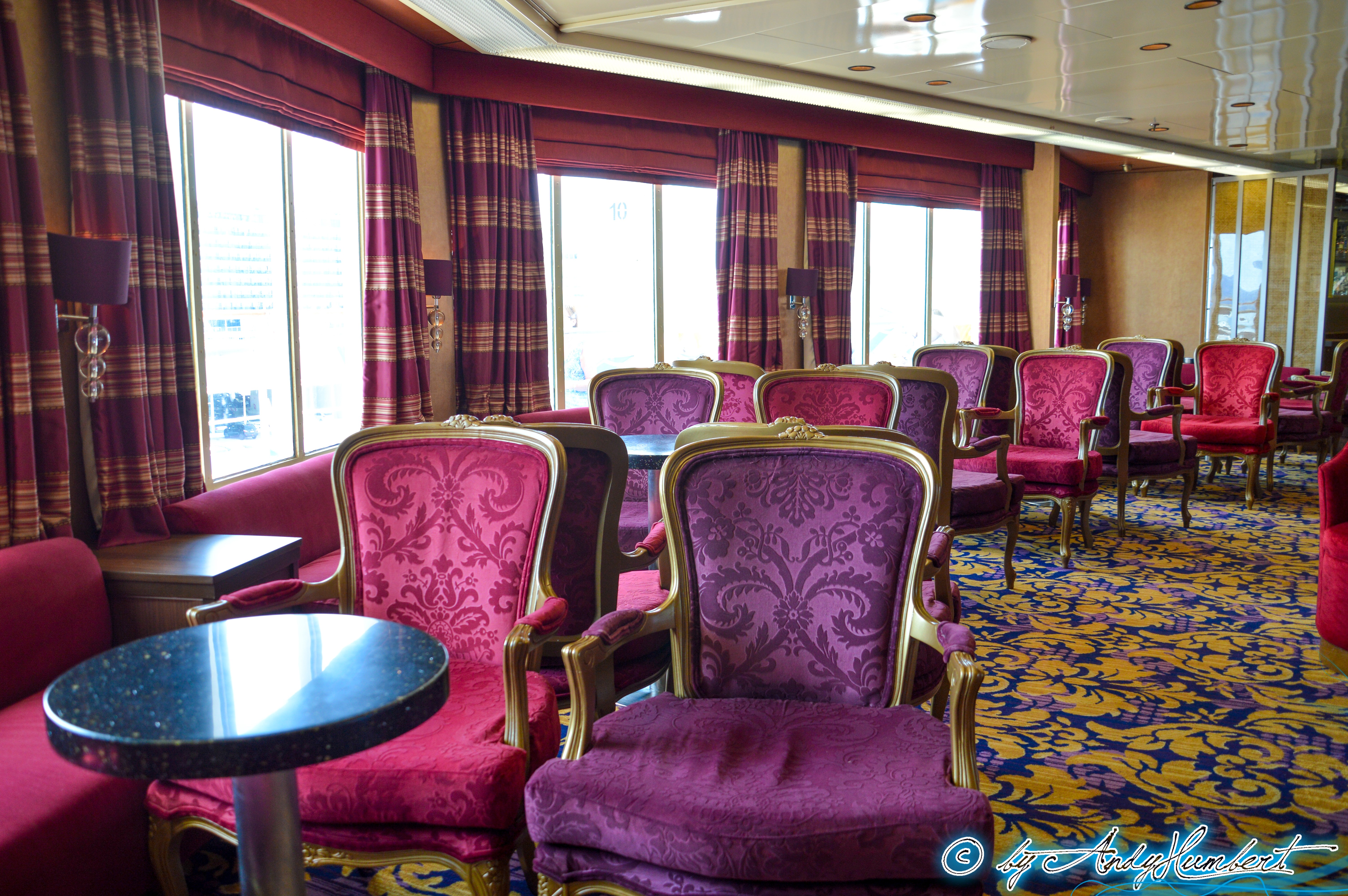 Mezzanine Bar & Lounge (pont 6)