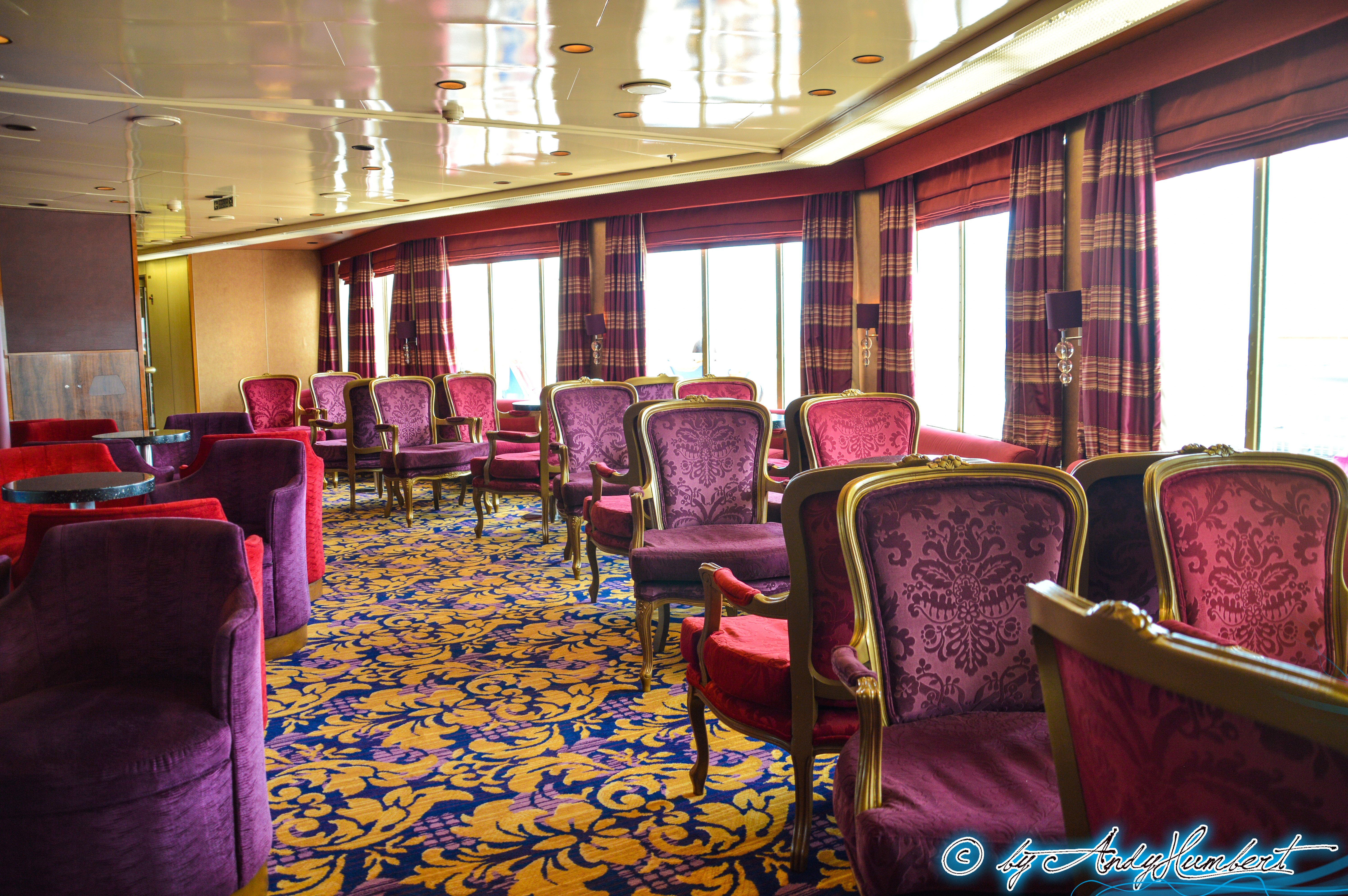 Mezzanine Bar & Lounge (pont 6)