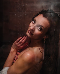 jemný boudoir portrét ve sprše