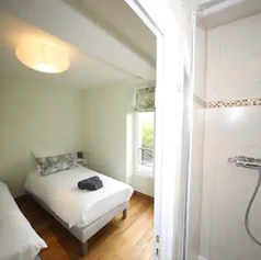 13. Baño completo compartido 3.webp