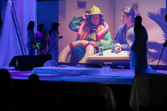 Das Weltallteam beobachtet auf dem Beamer das Interview mit der Erde