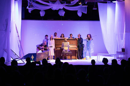 Die große gemeinsame Abschlusssingszene von weiter weg zu sehen, das Publikum im Anschnitt, alle singen das Lied "Drei Tage am Meer"  von Annenmaykantereit