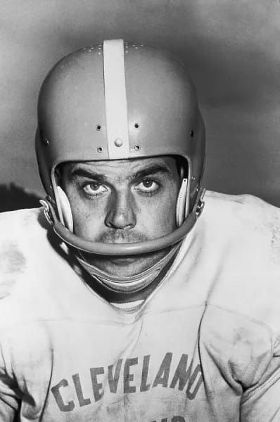 A un suo brutto taglio al mento si deve la prima introduzione di quella che era una semplice barra in plastica, che porterà alla nascita della face mask.