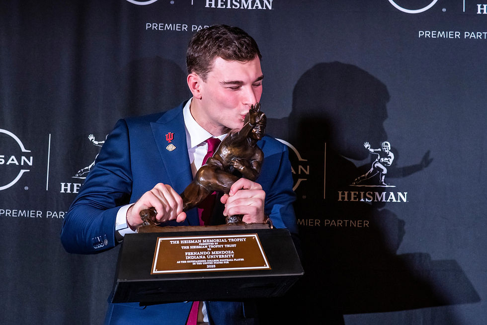 Fernando Mendoza mette le mani sul meritatissimo Heisman Trophy, dopo il titolo in Big Ten con Indiana.