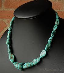 Collier en turquoise porté autour d'un buste
