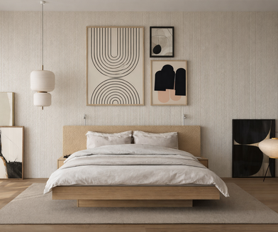 Čelni pogled na posteljo z lebdečim lesenim okvirjem, nevtralno posteljnino, stenskimi svetilkami in umetniškimi slikami v ozadju.