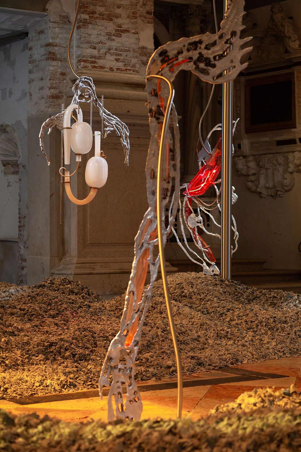 Lietuvos nacionalinis paviljonas Venecijos šiuolaikinio meno bienalėje. „Pakui Hardware“ ir Marijos Teresės Rožanskaitės paroda „Uždegimas“, 2024. Nuotraukos autorius Ugnius Gelguda