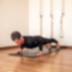 Hombre en plancha durante clases de yoga Las Condes.
