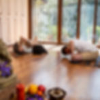 Pranayama y meditacion en escuela de yoga en las condes
