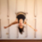Apertura de pecho con cuerdas en Yoga Kanda