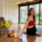 Mujer practicando clases de yoga las condes en estudio.