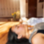 Savasana, postura de relajación consciente en clase de yoga